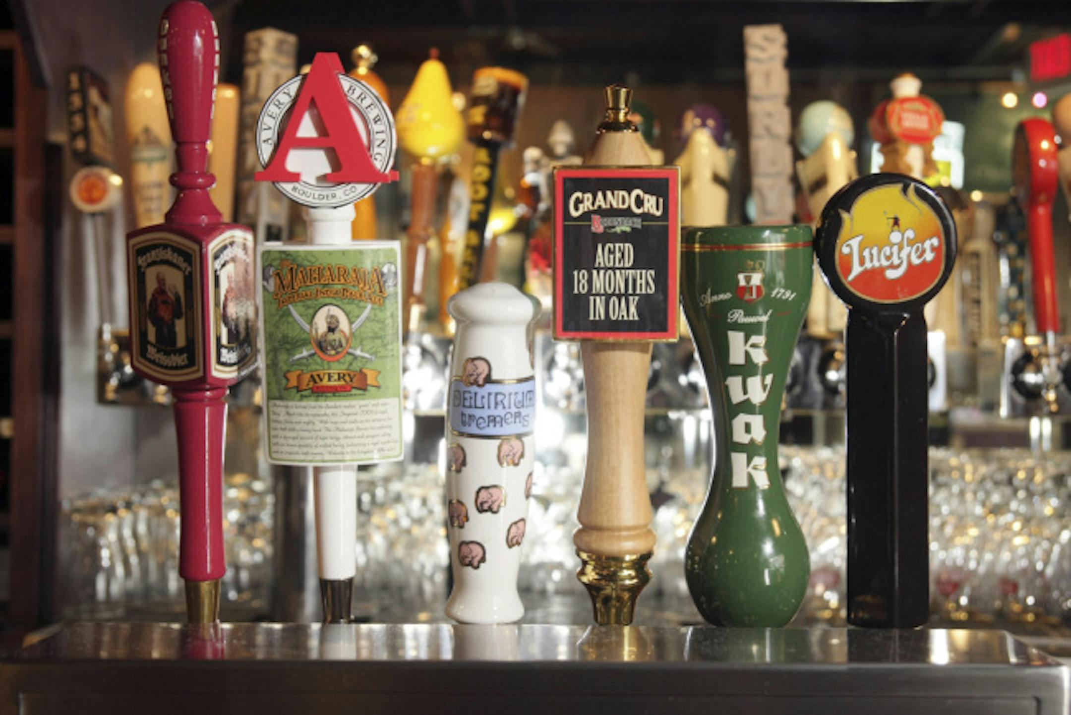 Busters,- the taps feature over 2 dozen beers, the near ones are from Belgium or US 'craft' brewerys - accompanies night0321