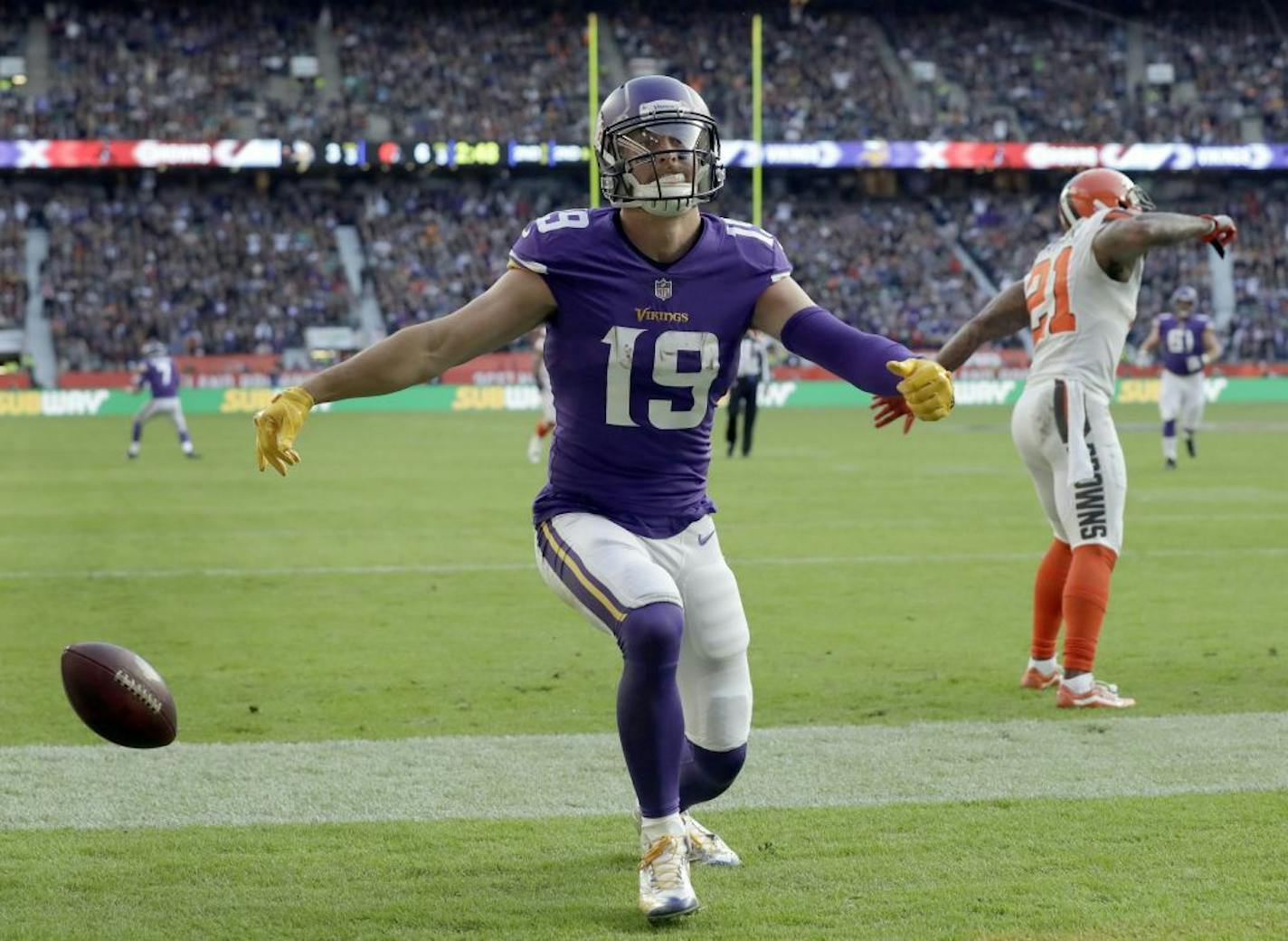 Minnesota Vikings wide receiver Adam Thielen (19)