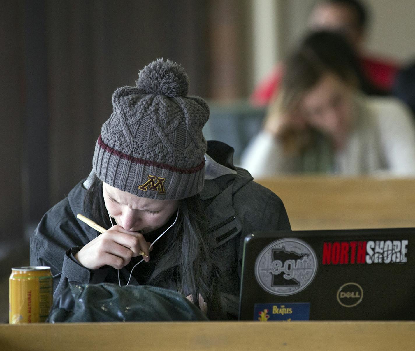 Rachel Steven, a nutrition science major, works in the hallways of Magrath Library at University of Minnesota Twin Cities campus in Falcon Heights on Wednesday, December 16, 2015. ] (Leila Navidi/Star Tribune) leila.navidi@startribune.com ORG XMIT: MIN1512161436540216