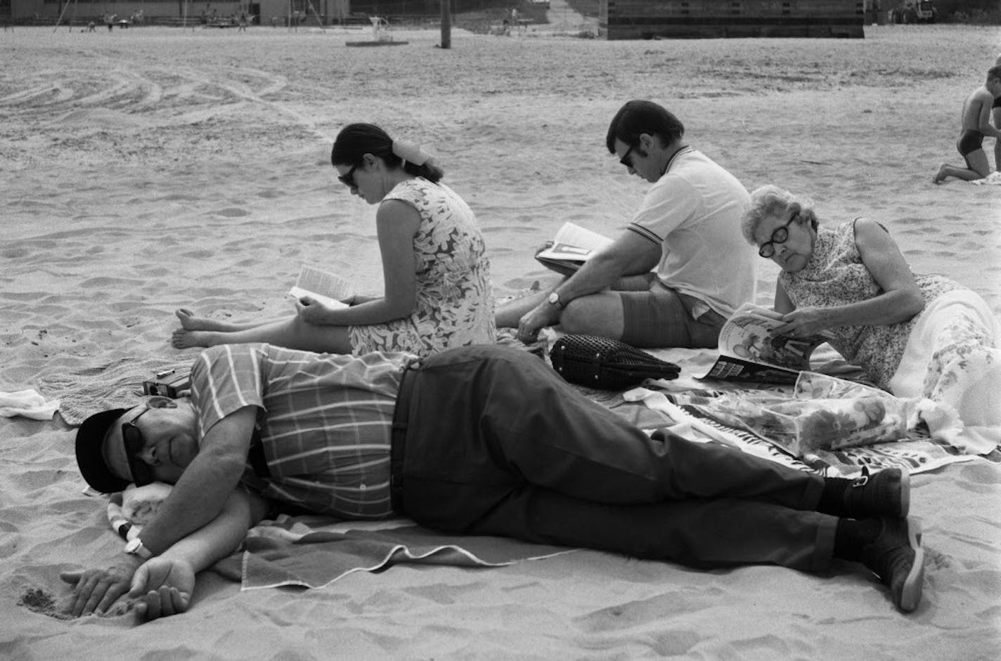 Vivian Maier photo, "Family on Beach," Wilmette, 1971