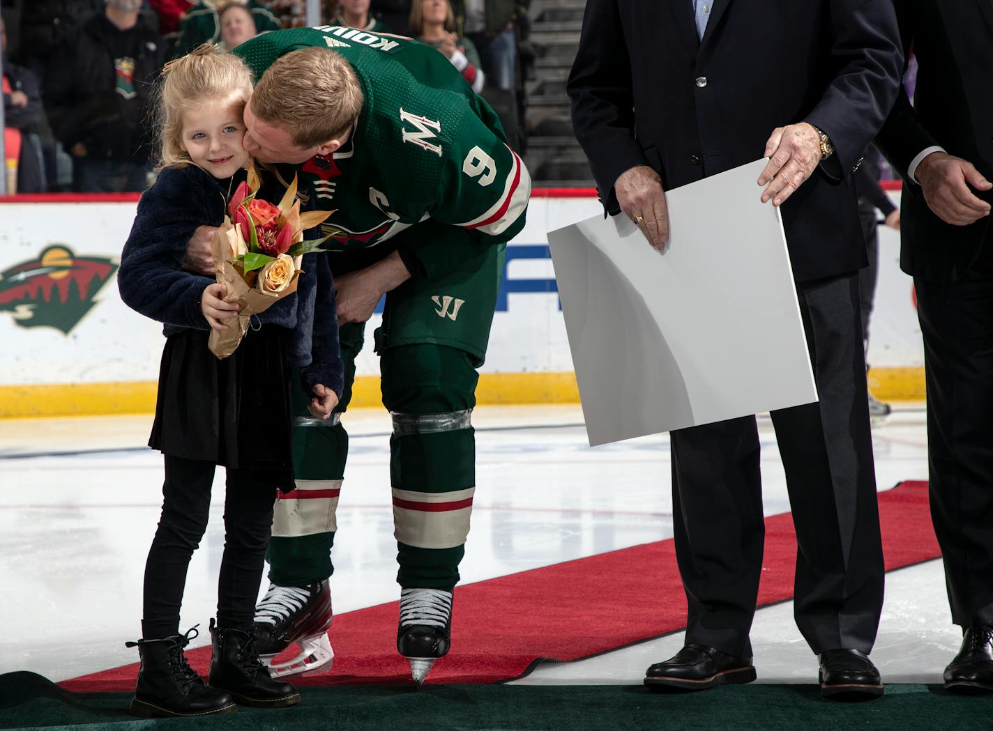 Mikko Koivu of the Minnesota Wild gave his daughter a kiss as he was honored for his 1,000th game.