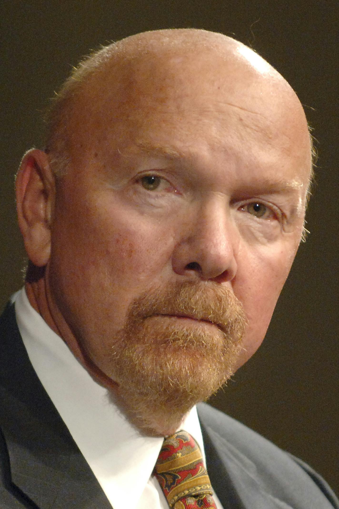 GLEN STUBBE &#xd4; gstubbe@startribune.com Wednesday, October 20, 2005 &#xd2; Minneapolis, Minn. -- Dick Schulze, founder and chairman of Best Buy Company during the dedication festivities inaugurating Schulze School of Entrepeneurship at the University of St. Thomas.