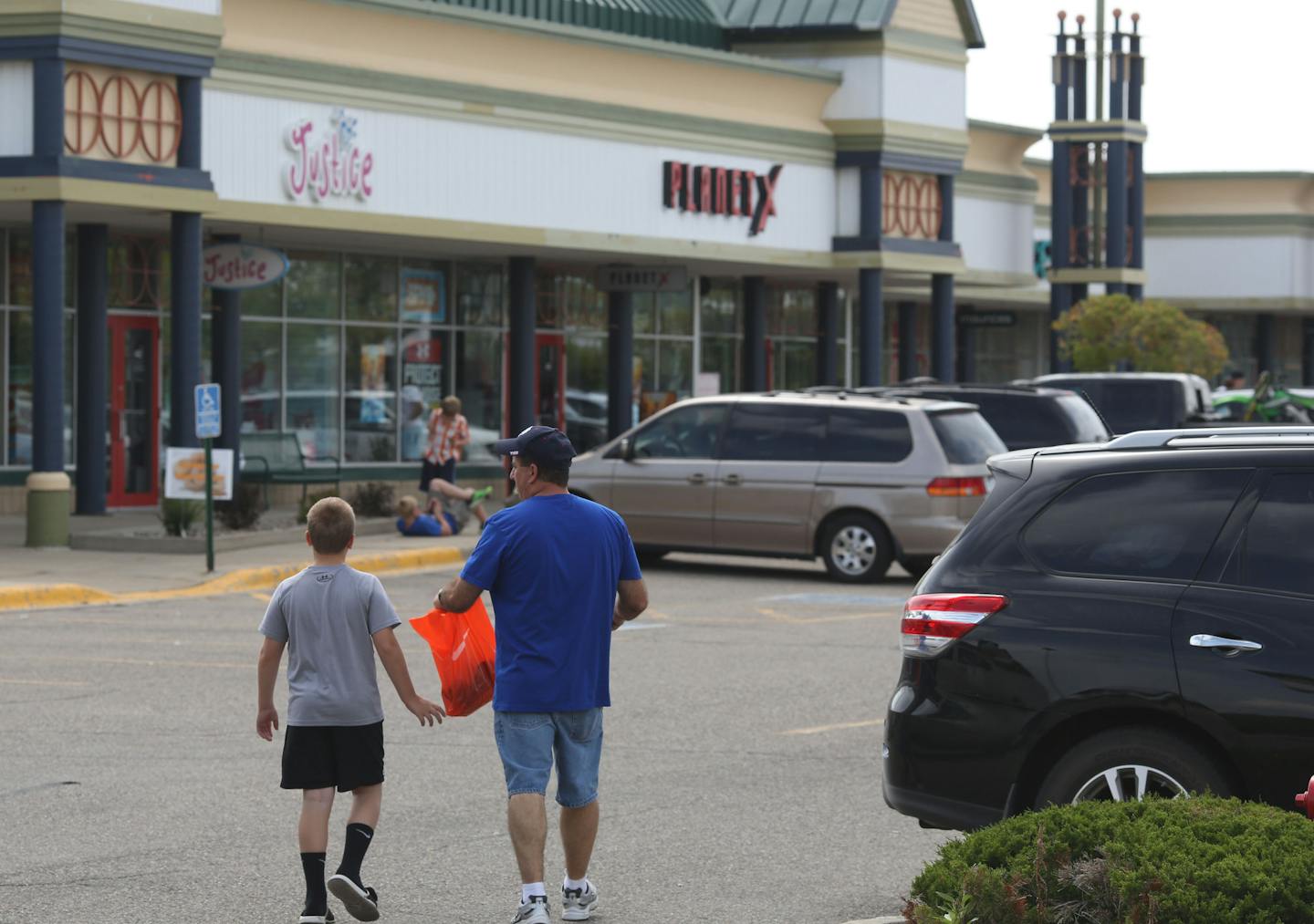 People head from store to store at the Medford Outlet Center. ] (KYNDELL HARKNESS/STAR TRIBUNE) kyndell.harkness@startribune.com At the Medford Outlet Center in Medford, Min. Tuesday, August, 5, 2014.