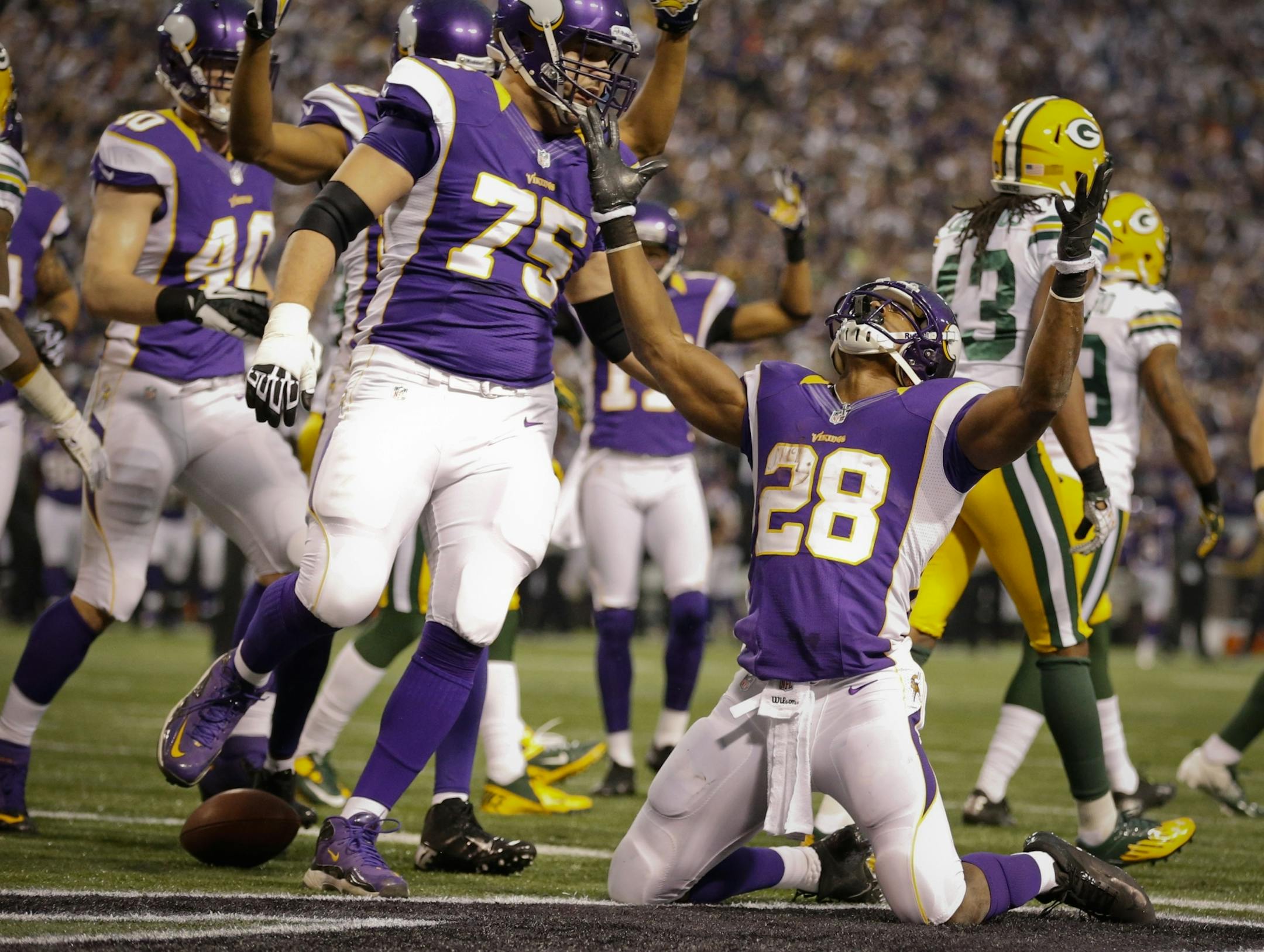 Vikings runningback Adrian Peterson (28) celebrated his touchdown in the first quarter on Sunday, December 30, 2012 at Mall of America Field in Minneapolis, Minn.