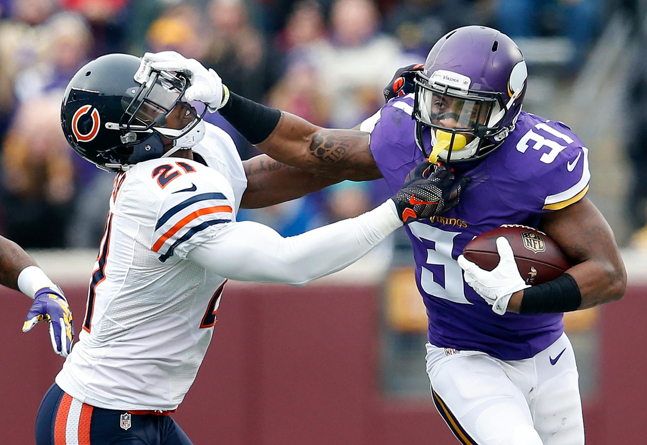 Jerick McKinnon (31) was pushed out of bounds by Tracy Porter (21) in the first quarter.