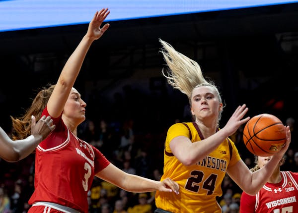 U women unable to dig out of early hole in 67-56 loss to Wisconsin