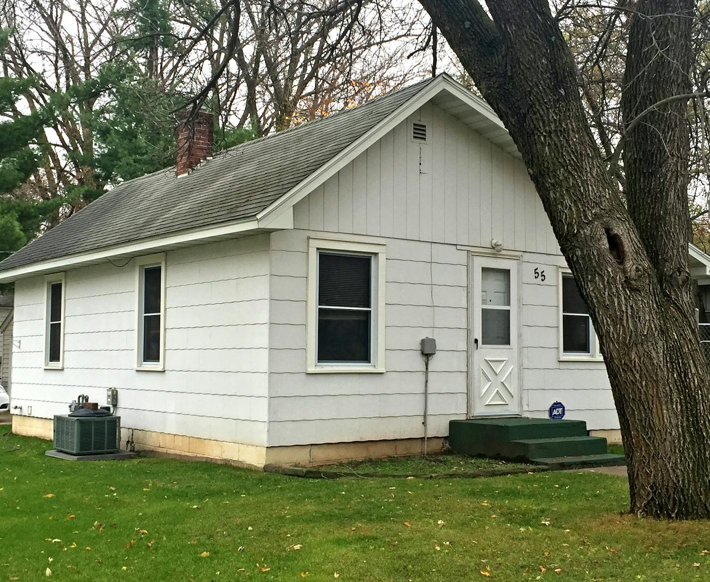 Home in Annandale, MN, 55 Myrtle Ave. S.. ] Renee Schneider - Star Tribune 10/29/15 Annandale, MN Residence of person of interest in Wetterling case Danny James Heinrich.