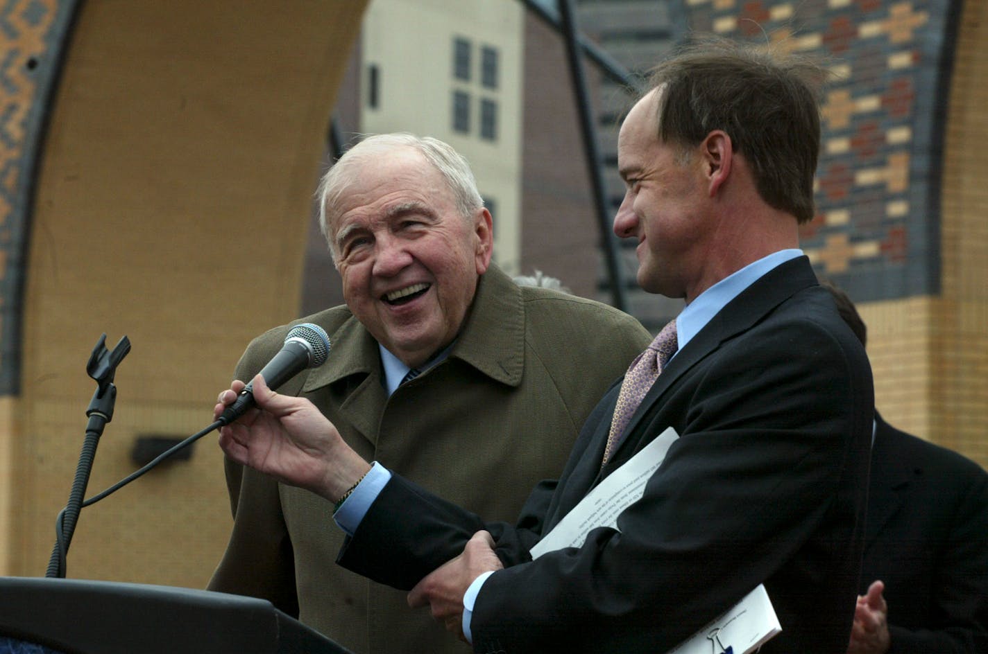 star tribune staff tom sweeney Minnneapolis, MN 4/25/2005 MN Twins owner Carl Pohlad expressed his happiness with an arrangement that would build an outdoor baseball stadium in downtown Mpls,- his son Jim Pohlad is holding the microphone ORG XMIT: MER9b7f9a5c3481bb5f6bae783e93c9f