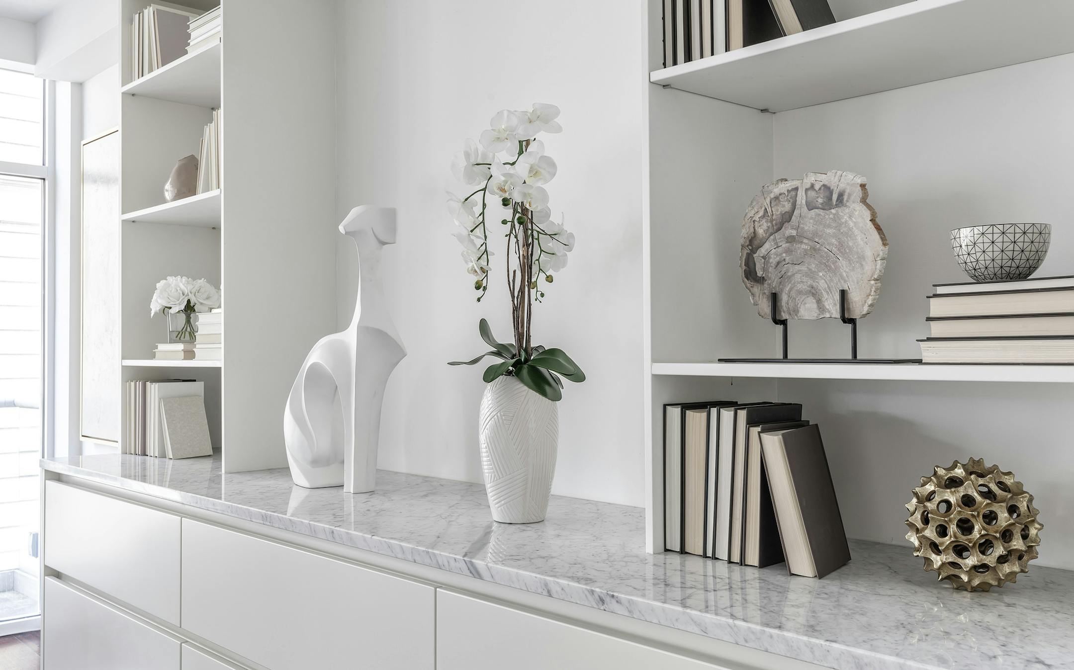 Pure white accessories help create a neutral look. (Design Recipes) ORG XMIT: 1234171