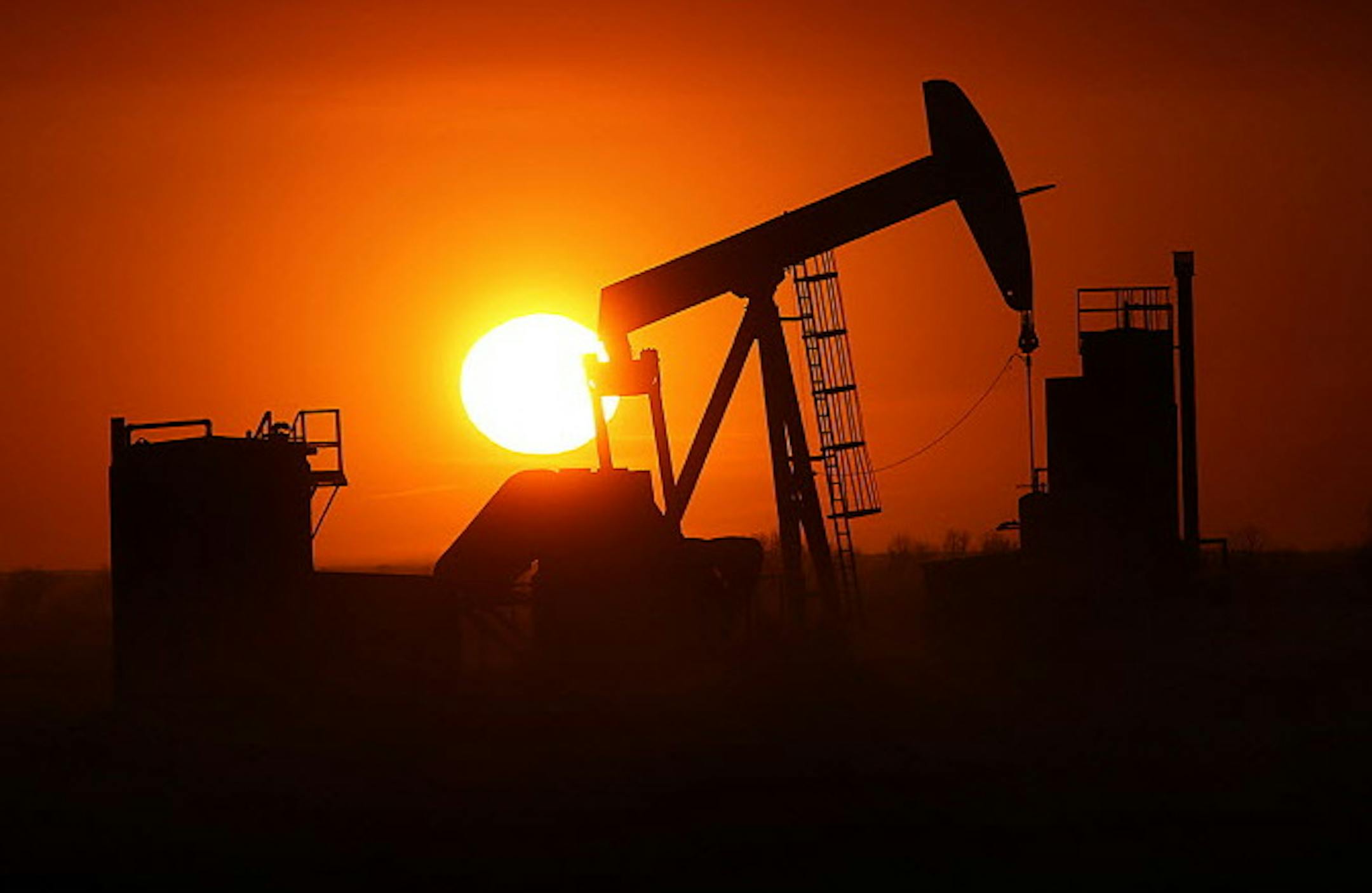 The sun set over the Bakken Oil Formation, behind an oil well near Williston. ] (JIM GEHRZ/STAR TRIBUNE) / September 26, 2013, Watford City, ND ‚Äì BACKGROUND INFORMATION- PHOTOS FOR USE IN FIRST PART OF NORTH DAKOTA OIL BOOM PROJECT: Dozens of drilling rigs dot the North Dakota landscape in the Williston Basin and the Bakken Oil Formation. Once the rigs drill holes, several miles deep and then several miles horizontally, hydraulic fracturing technology (‚Äúfrac
