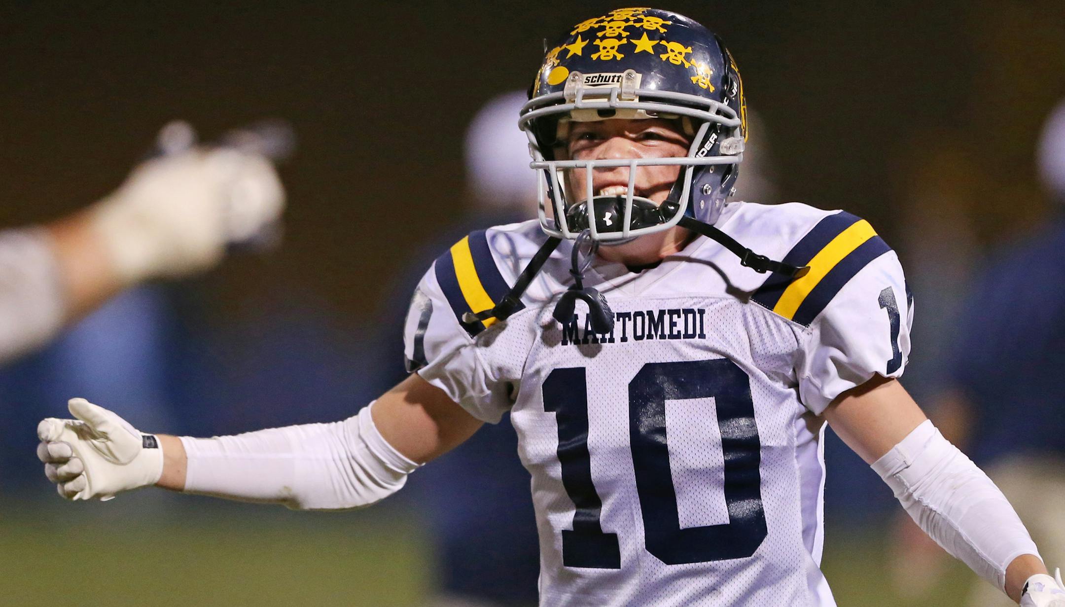 Mahtomedi Chase Sullivan (10) celebrated his winning 21 yard field goal Tuesday at Aamoth Stadium at Blake October 20, 2015 in Hopkins , MN. ] The SMB Wolfpack lost 10-7 to the Mahtomedi Zephyrs. Jerry Holt/ Jerry.Holt@Startribune.com