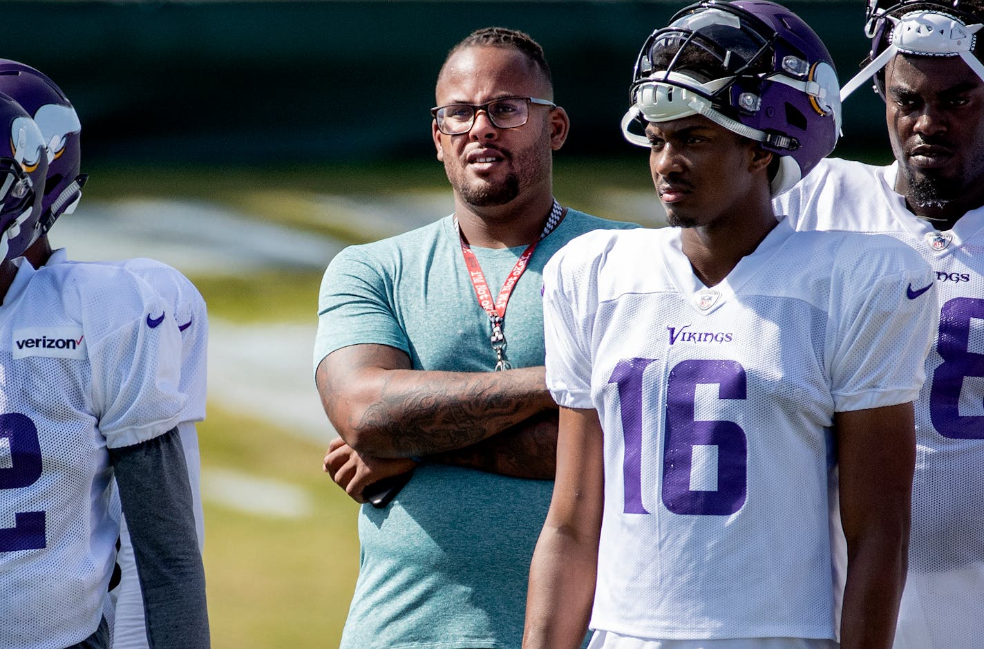 Former Minnesota Vikings offensive lineman Mike Harris watched practice on Thursday.