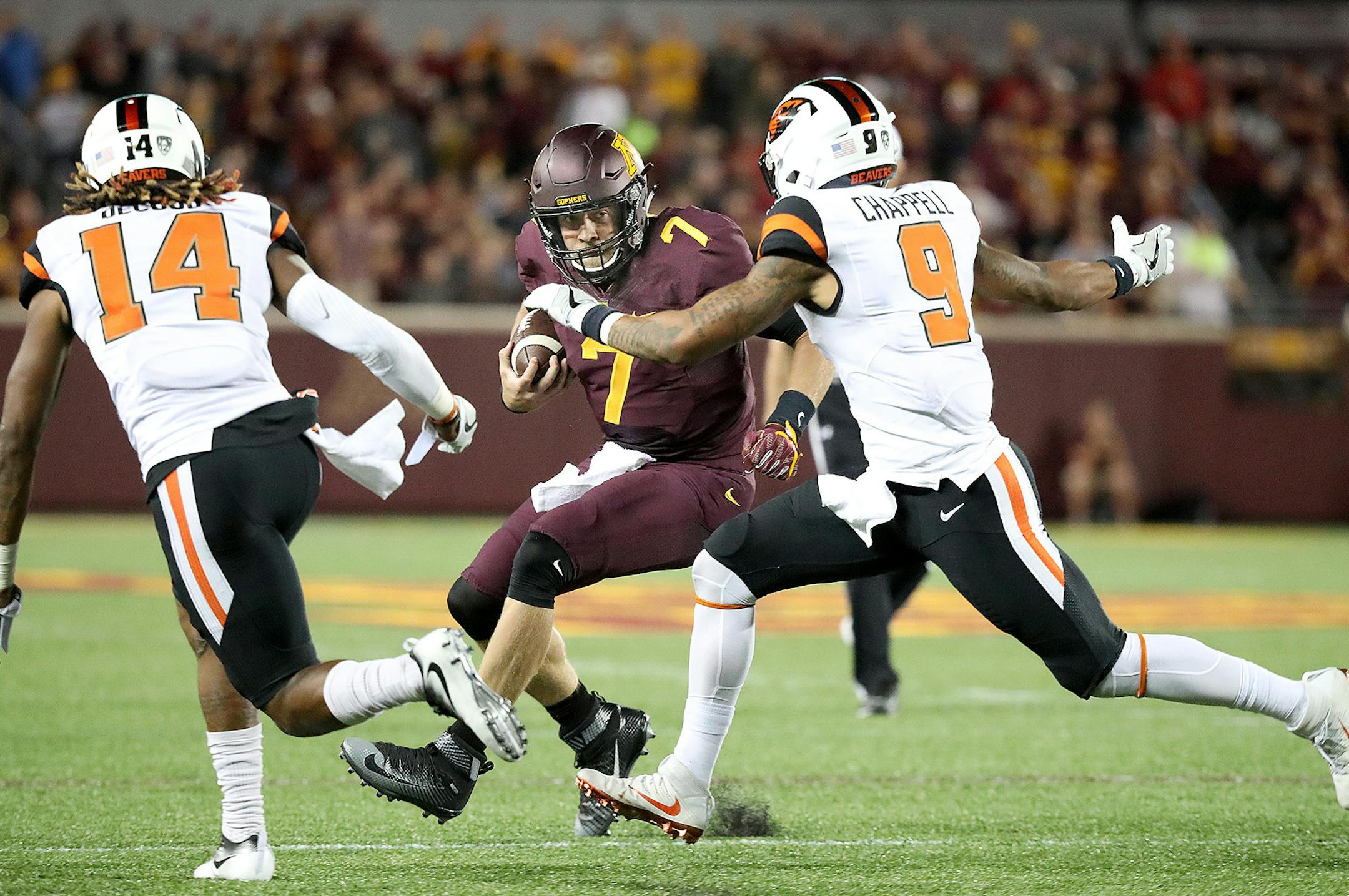 Minnesota Gophers quarterback Mitch Leidner ran for yards in the fourth quarter as the Gophers took on Oregon State at TCF Bank Stadium, Thursday, September 1, 2016 in Minneapolis, MN. ] (ELIZABETH FLORES/STAR TRIBUNE) ELIZABETH FLORES • eflores@startribune.com