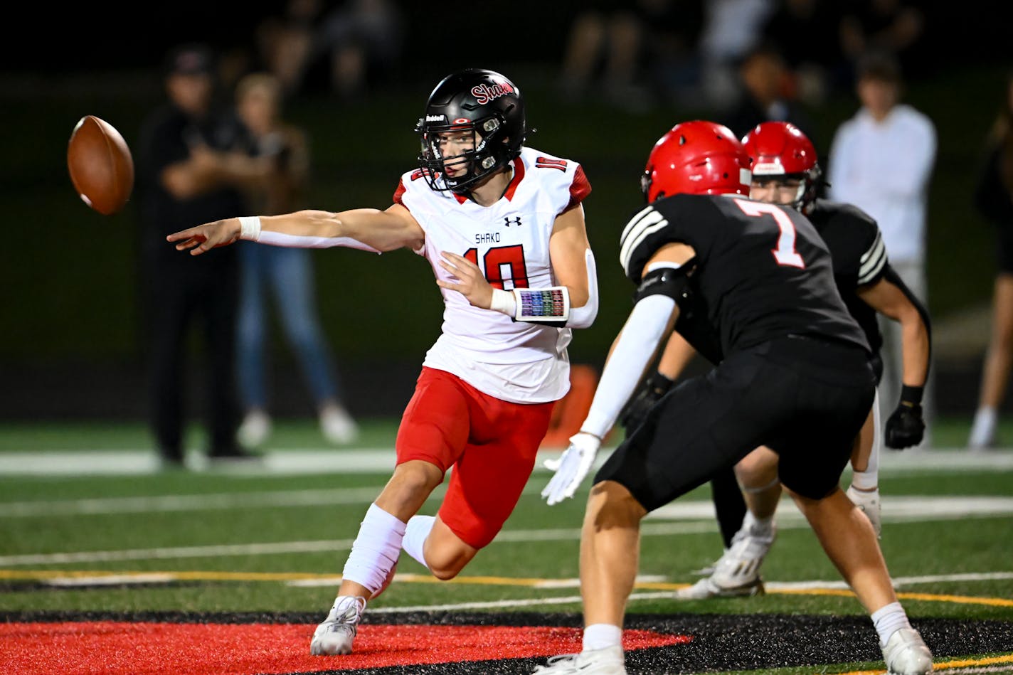 Shakopee quarterback Leyton Kerns (10) tosses the ball in the second half against Eden Prairie Friday, Sept. 22, 2023 at Eden Prairie High School in Eden Prairie, Minn. ] AARON LAVINSKY • aaron.lavinsky@startribune.com