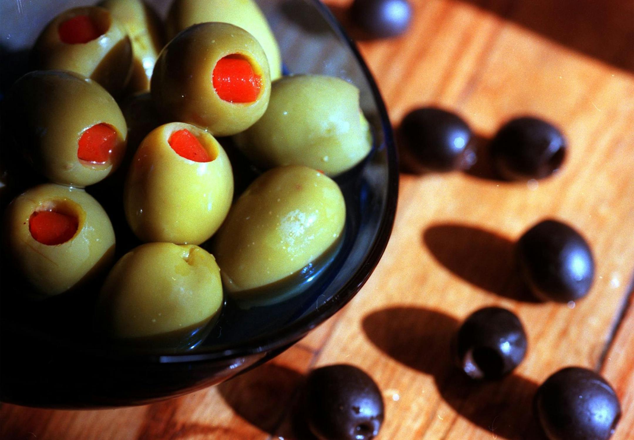 KRT FOOD STORY SLUGGED: SEASON-OLIVES KRT PHOTOGRAPH BY KIM FOSTER/THE STATE (KRT1 - December 28 ) American's interest in the Mediterranean diet in recent years makes olives, like these green and black olives, a hot food trend. (CS) AP PL KD 1998