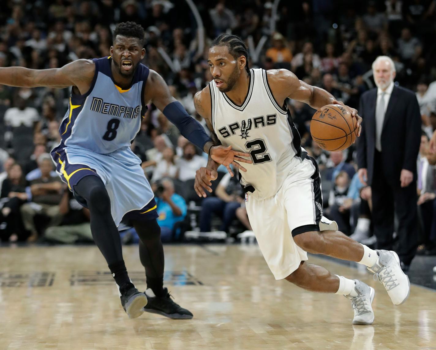 Spurs forward Kawhi Leonard (2)