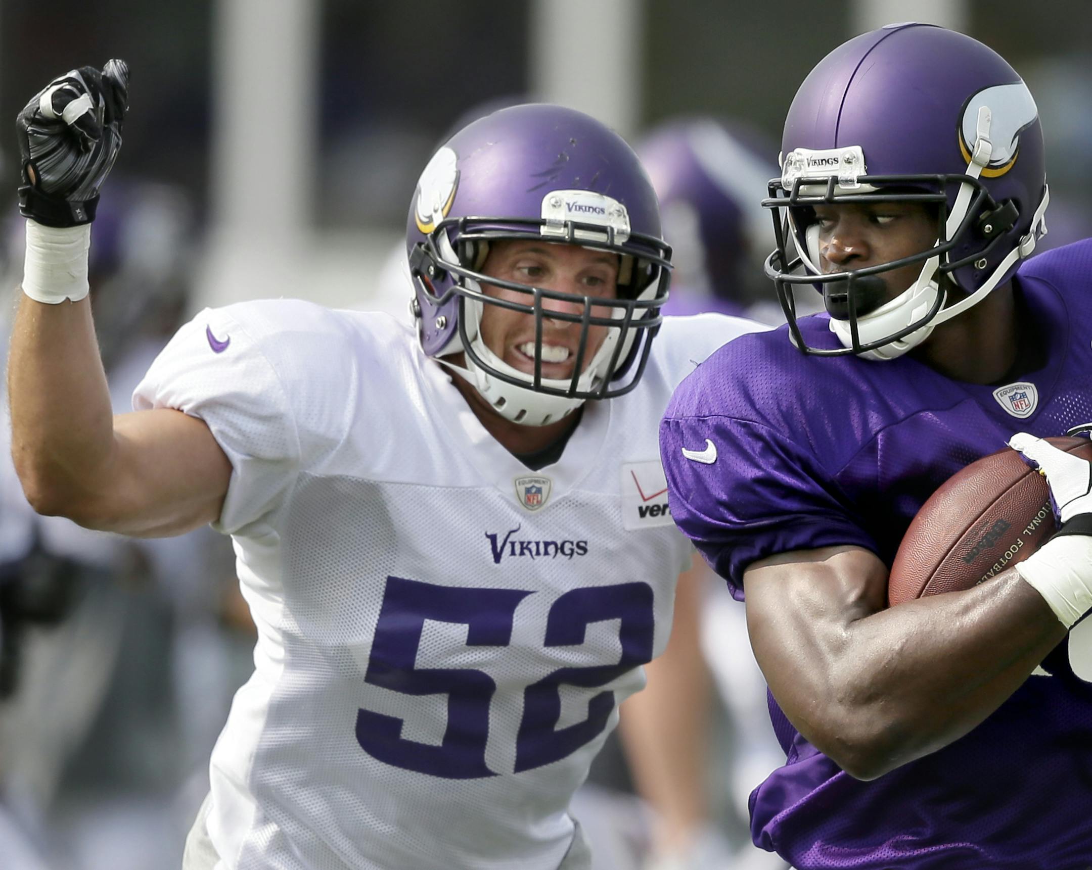 Vikings outside linebacker Chad Greenway (52)