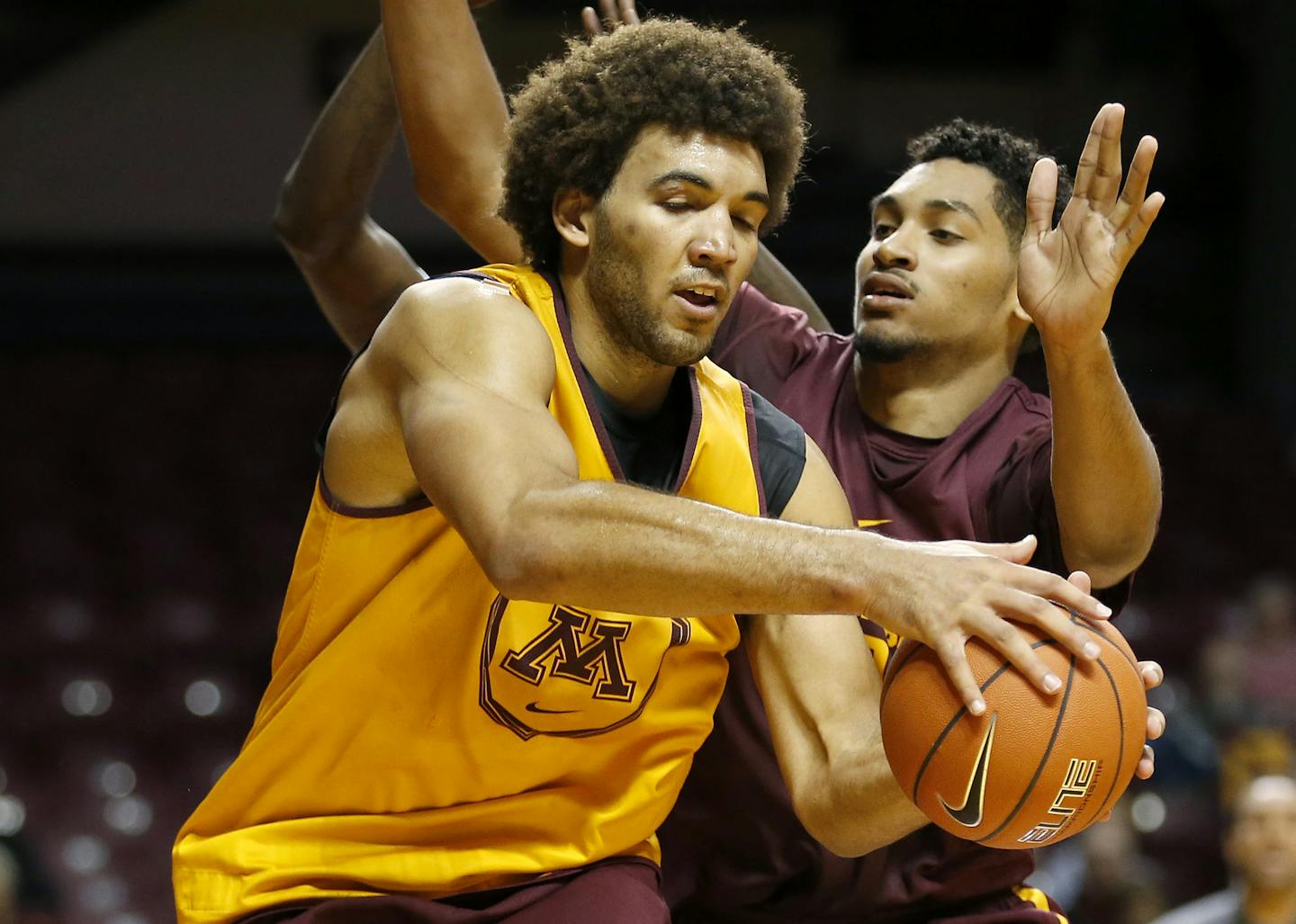 Gophers Reggie Lynch (left)