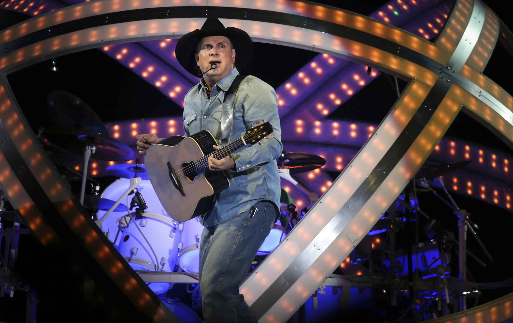 Garth Brooks performed at the Target Center on Thursday, November 6, 2014. ] RENEE JONES SCHNEIDER ‚Ä¢ reneejones@startribune.com