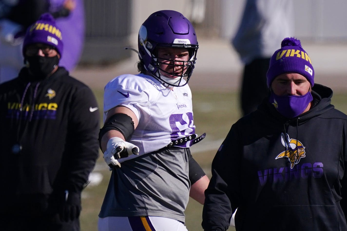 Minnesota Vikings offensive guard Pat Elflein (65) ran through with his teammates during practice Wednesday. ] ANTHONY SOUFFLE • anthony.souffle@startribune.com The Minnesota Vikings held their first practice after the bye week ahead of their game against the Green Bay Packers Wednesday, Oct. 28, 2020 at the TCO Training Center in Eagan, Minn.