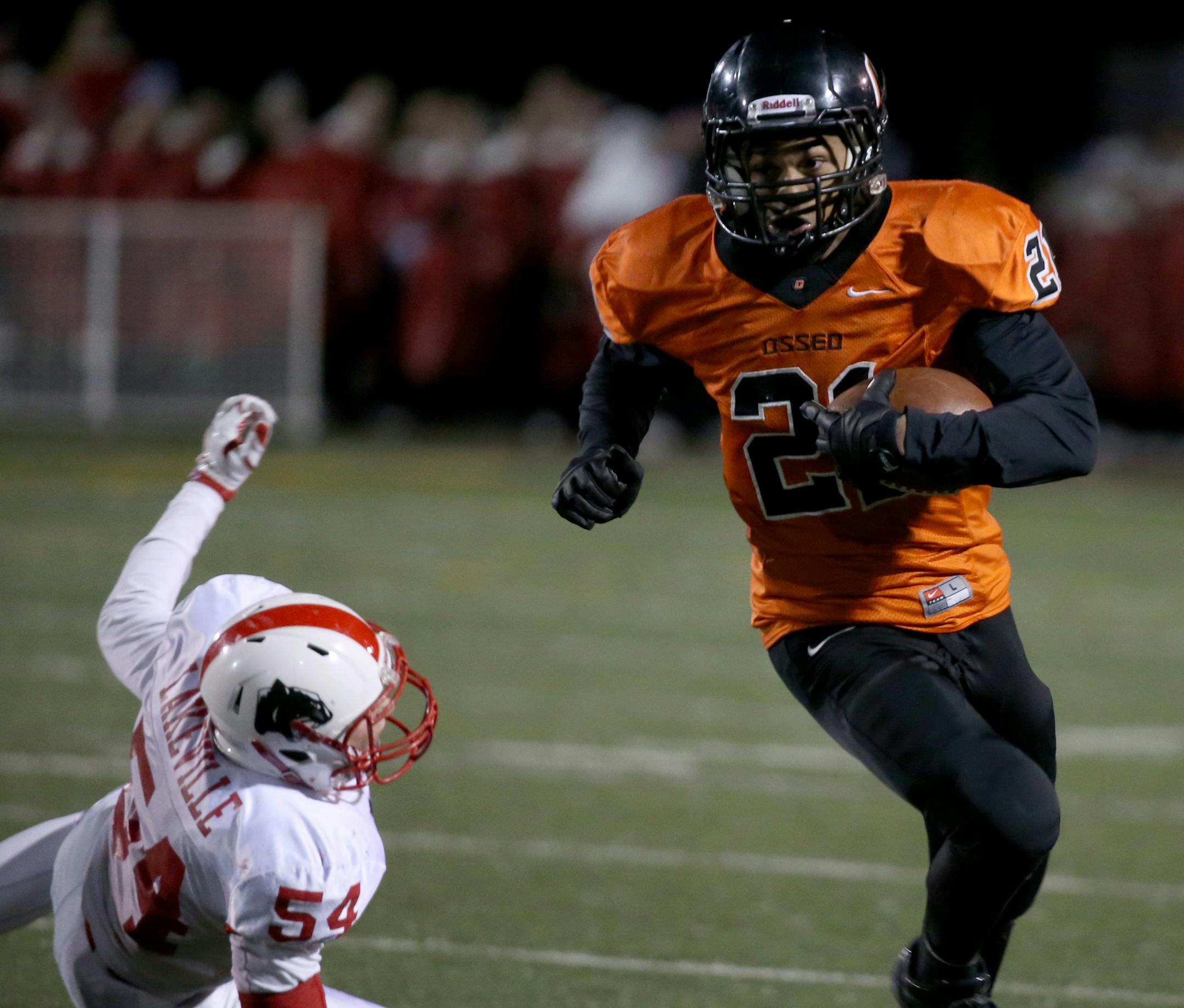 Osseo's Damario Armstrong ran for a first down to bring the game to under to minutes with possession during the second half. ] (KYNDELL HARKNESS/STAR TRIBUNE) kyndell.harkness@startribune.com Osseo vs Lakeville North during Class 6A football state quarterfinals in Eden Prairie Min., Thursday October 29, 2015. Osseous won over Lakeville North 24-21.