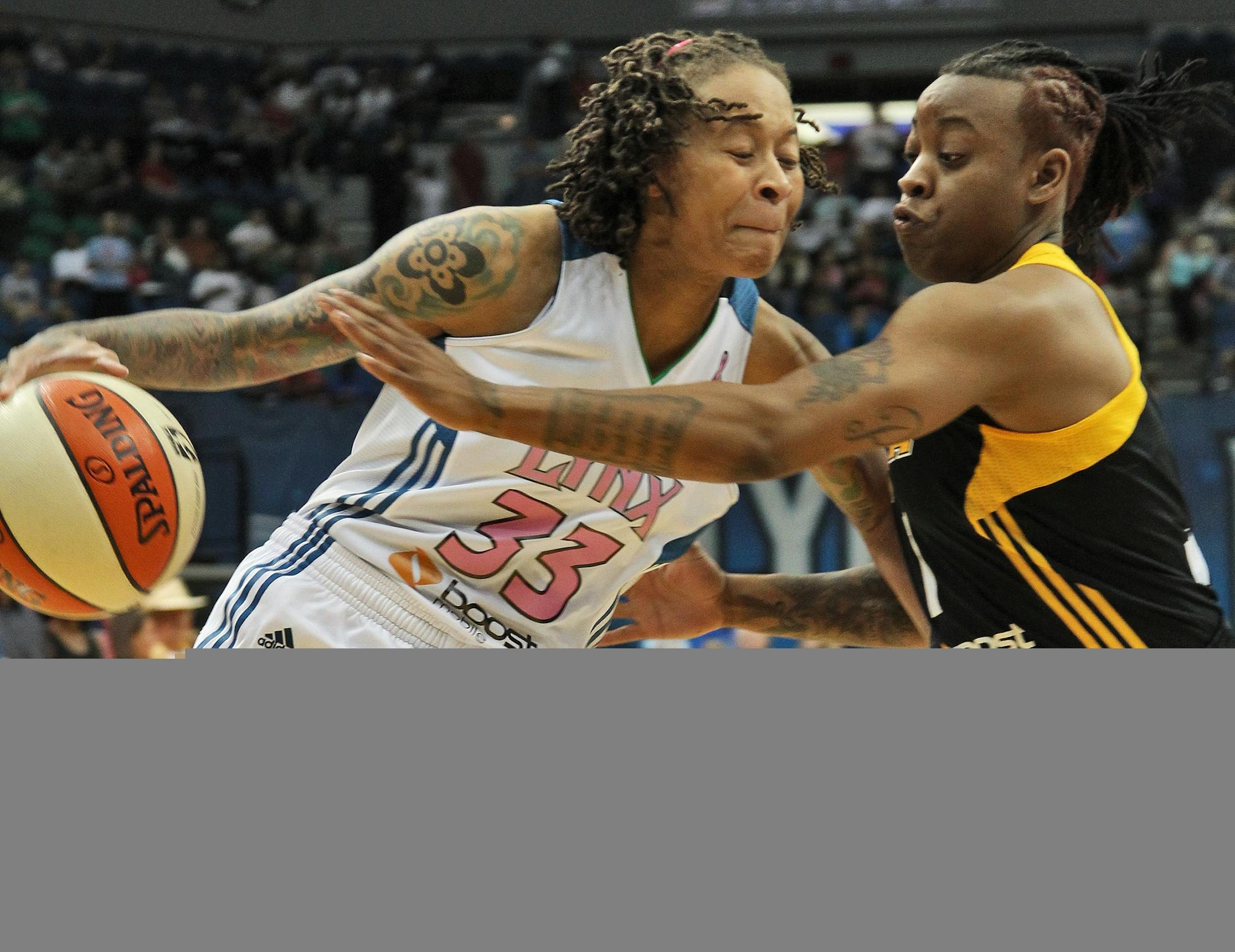 Lynx Seimone Augustus (33) drove to the basket against the defense of Tulsa's Riquna Williams.