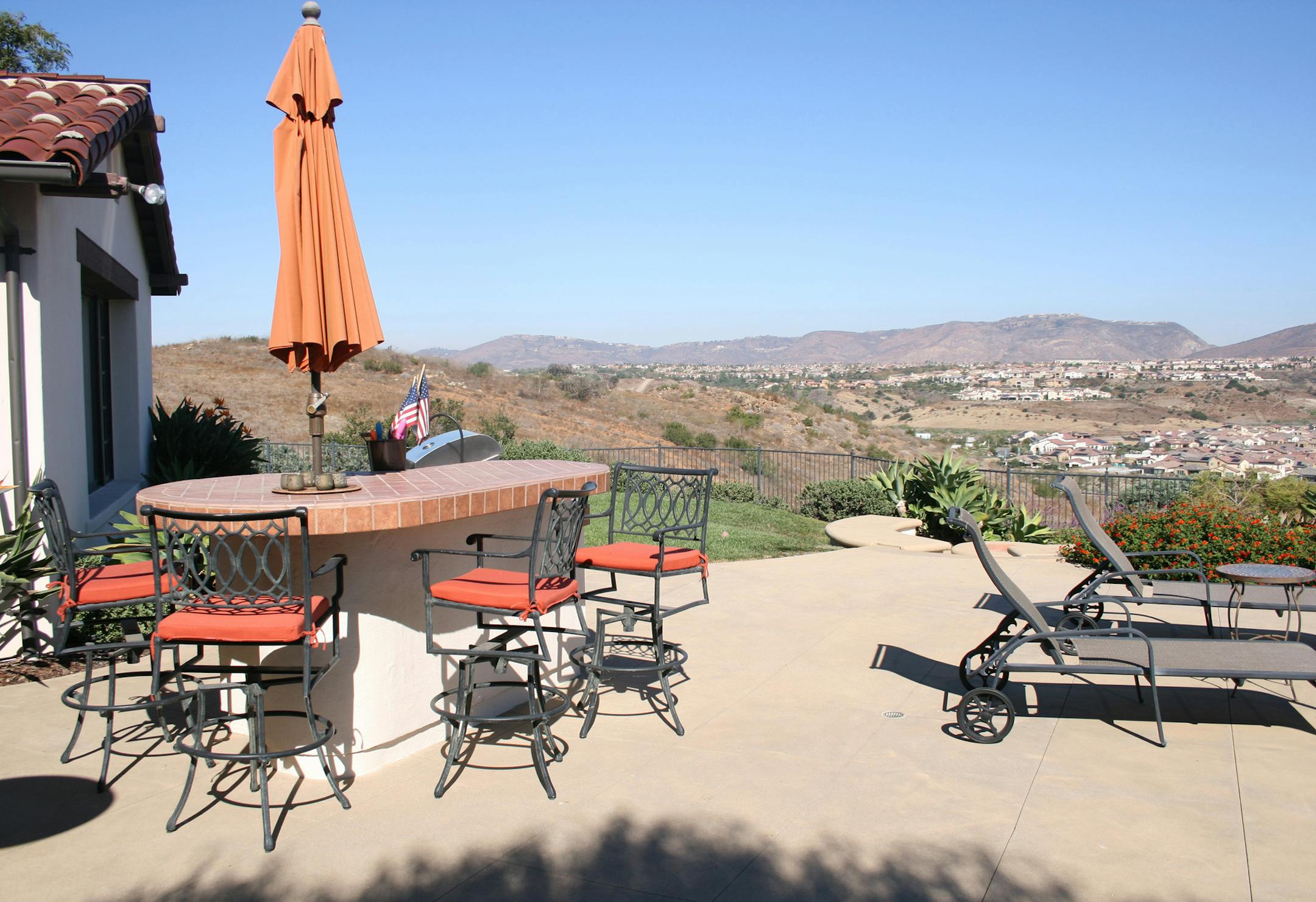 In summer months, amenities such as outdoor grills appeal to potential renters. (Design Recipes) ORG XMIT: 1215074