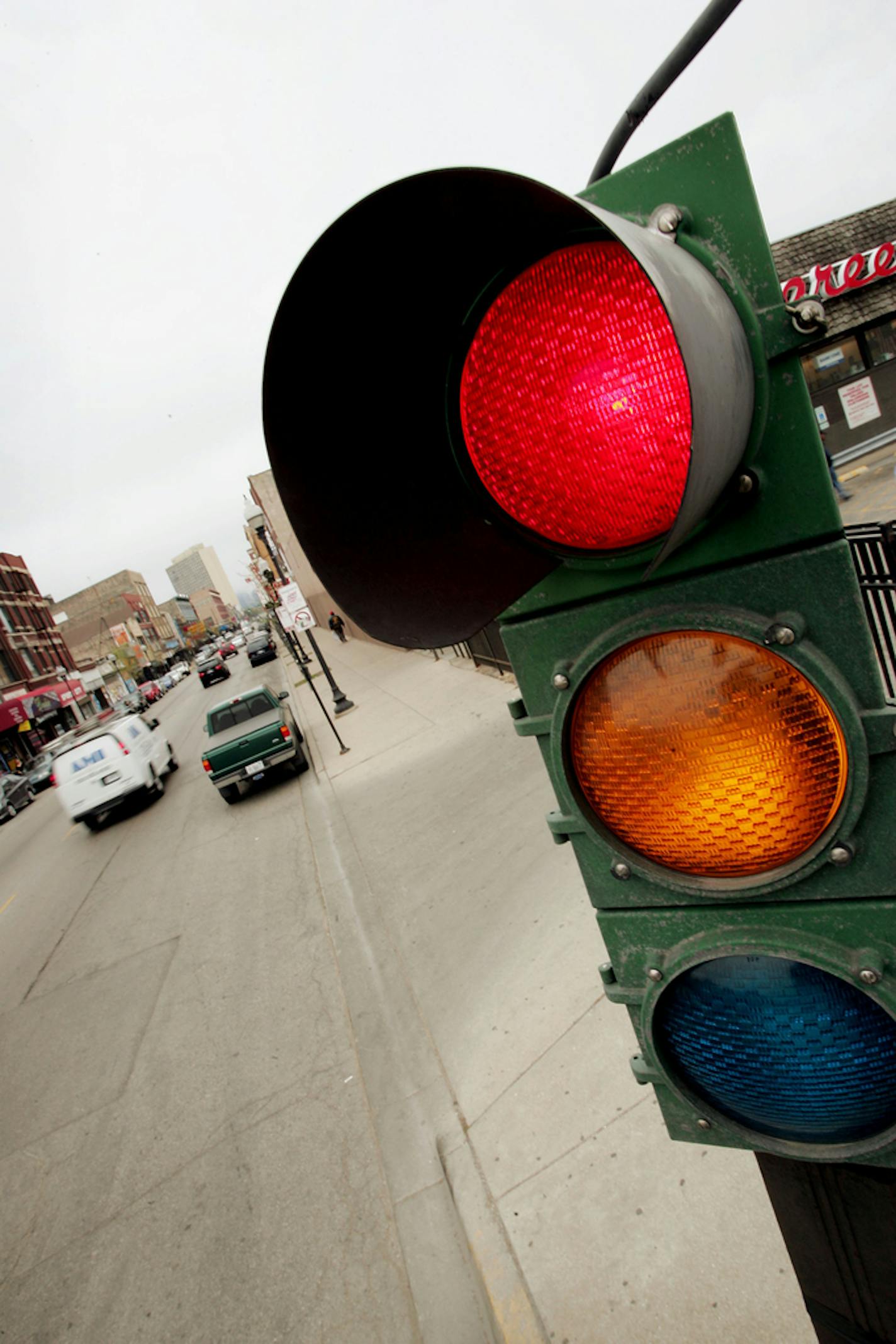 CHICAGO - APRIL 20: A traffic light controls the flow of vehicles and pedestrians April 20, 2005 near downtown Chicago, Illinois. According to a survey released today, the nation?s traffic signals are mostly inefficient, leading to unnecessary delays, wasted fuel and increased air pollution as vehicles constantly stop and go. (Photo by Scott Olson/Getty Images)