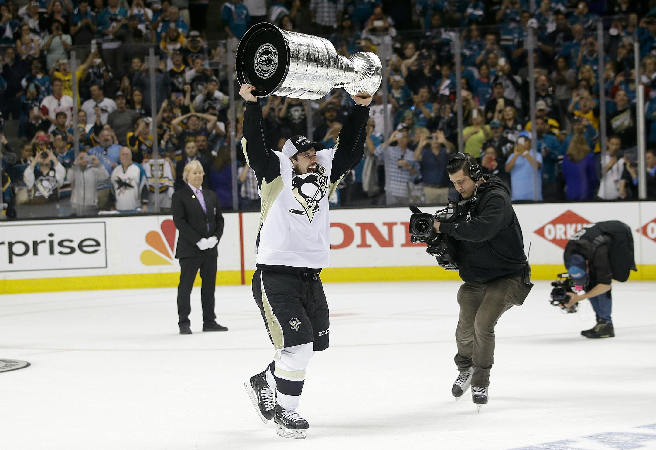 Pittsburgh Penguins center Sidney Crosby celebrates with the Stanley Cup after Game 6 of the NHL hockey Stanley Cup Finals against the San Jose Sharks in San Jose, Calif., Sunday, June 12, 2016. The Penguins won 3-1 to win the series 4-2. (AP Photo/Marcio Jose Sanchez)