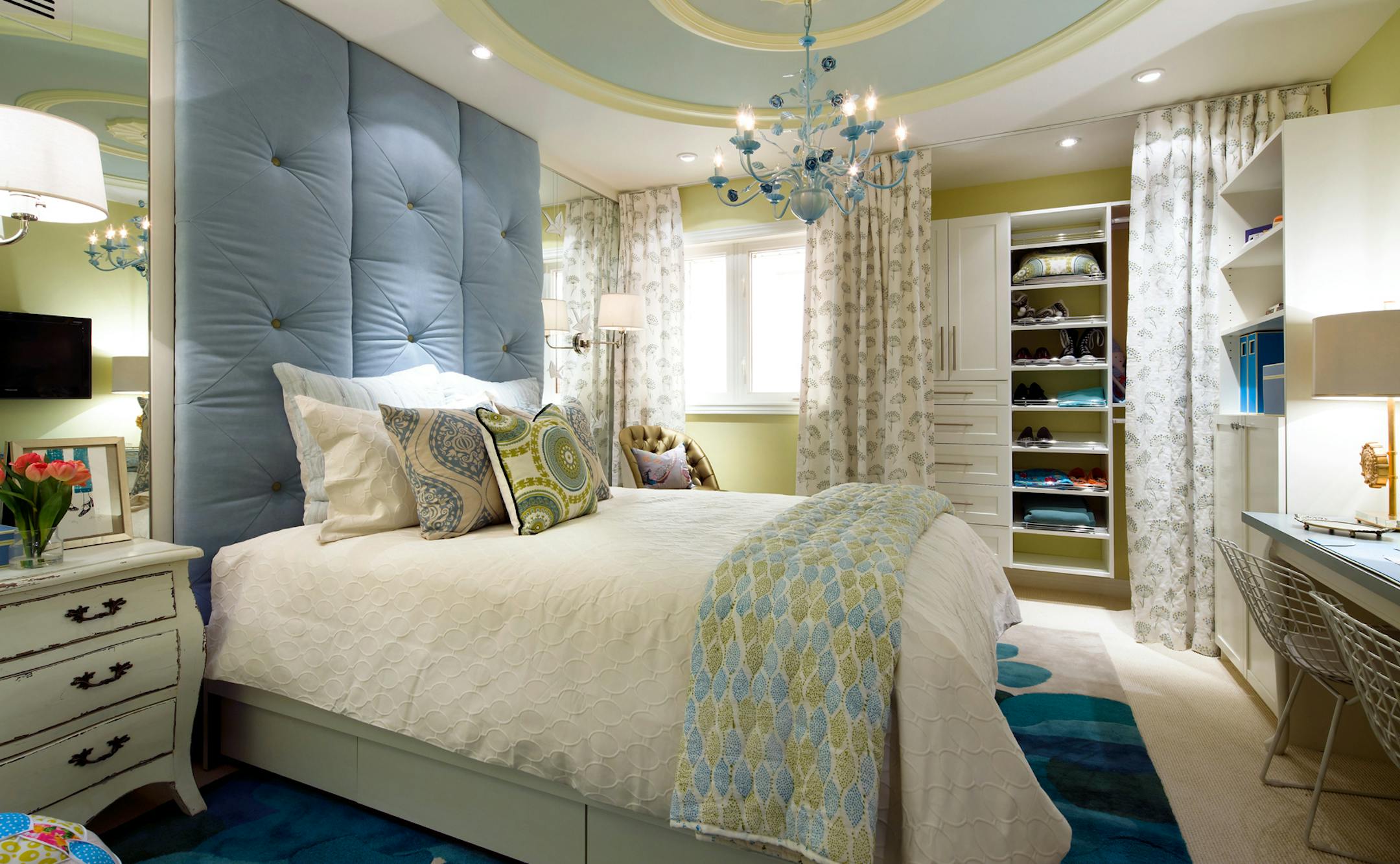 HGTV photos
The older sister's room called for fresh and energetic greens, watery blues and soft yellows.