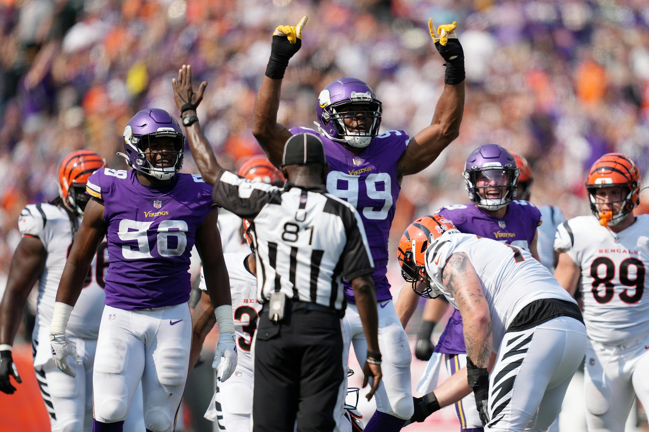 Minnesota Vikings defensive end Danielle Hunter (99) celebrated after sacking Cincinnati Bengals quarterback Joe Burrow (9) in the fourth quarter.