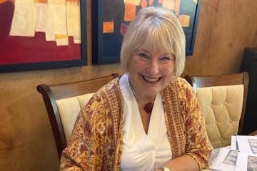 Pamela Peterman displays a 1920s signature quilt she’s researched and traced back to Messiah Lutheran Church in Minneapolis. 