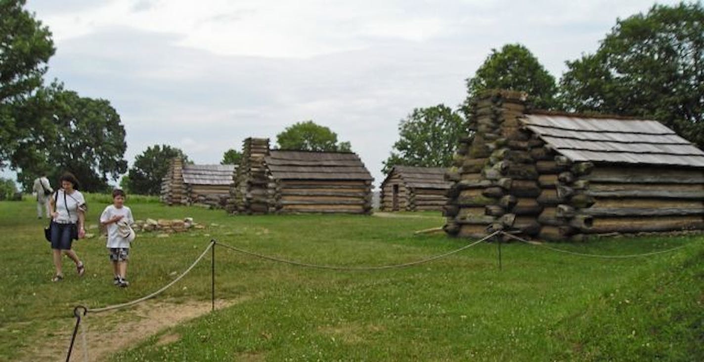 Photo by Robert Franklin Valley Forge, reproductions of the log huts. Log huts, like these reproductions, housed most of the 14,000 men and 400 women at Valley Forge. Each could house a dozen people in spartan bunk beds. The huts were warm, but dark, smoky and smelly.