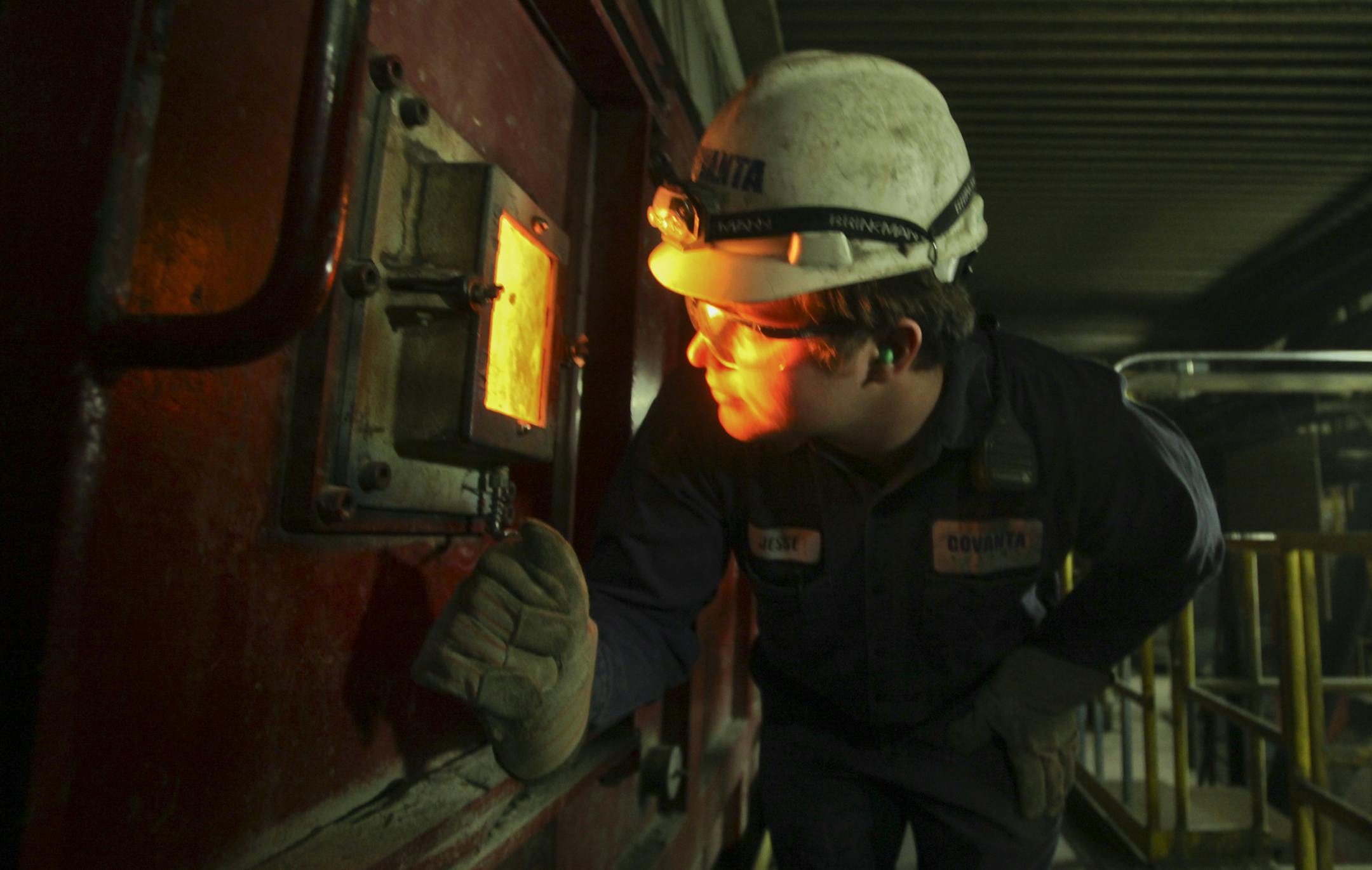 Jesse Van Beek, Covanta boiler operator, looks through a window to see trash burning inside one of the facility's two boilers Wednesday March 13, 2013, 2013, converting waste to energy at the downtown HERC in Minneapolis, MN.] (DAVID JOLES/STARTRIBUNE) djoles@startribune.com A three-way power struggle is heating up over the burning capacity of Hennepin County's downtown facility. The HERC facility generates enough electricity to power about 40,000 homes by converting up to 1200 tons of garbage d