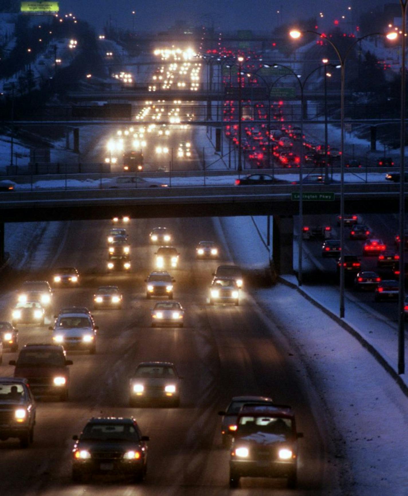 Photo of afternoon rush hour traffic for commuter story. -- Rush hour traffic on I-94 at Lexington In St.Paul.