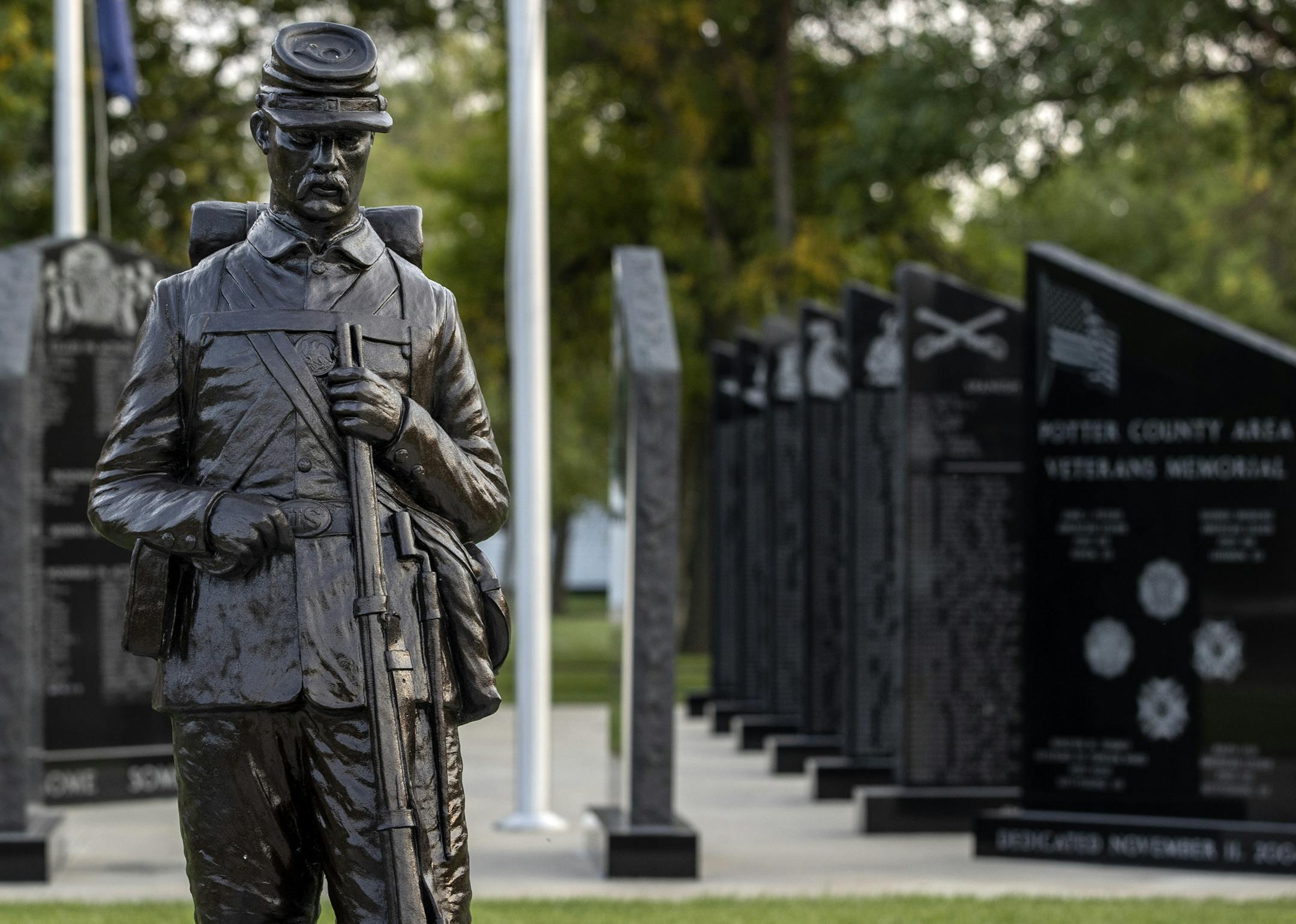 A civil war soldier memorial in front of the courthouse in Gettysburg, SD. ] CARLOS GONZALEZ • cgonzalez@startribune.com – Gettysburg, SD, – September 2020, George Floyd's uncle, Selwyn Jones, lives in the town of Gettysburg, South Dakota after successfully urging the local police department to remove a badge on uniforms that bore the confederate flag.