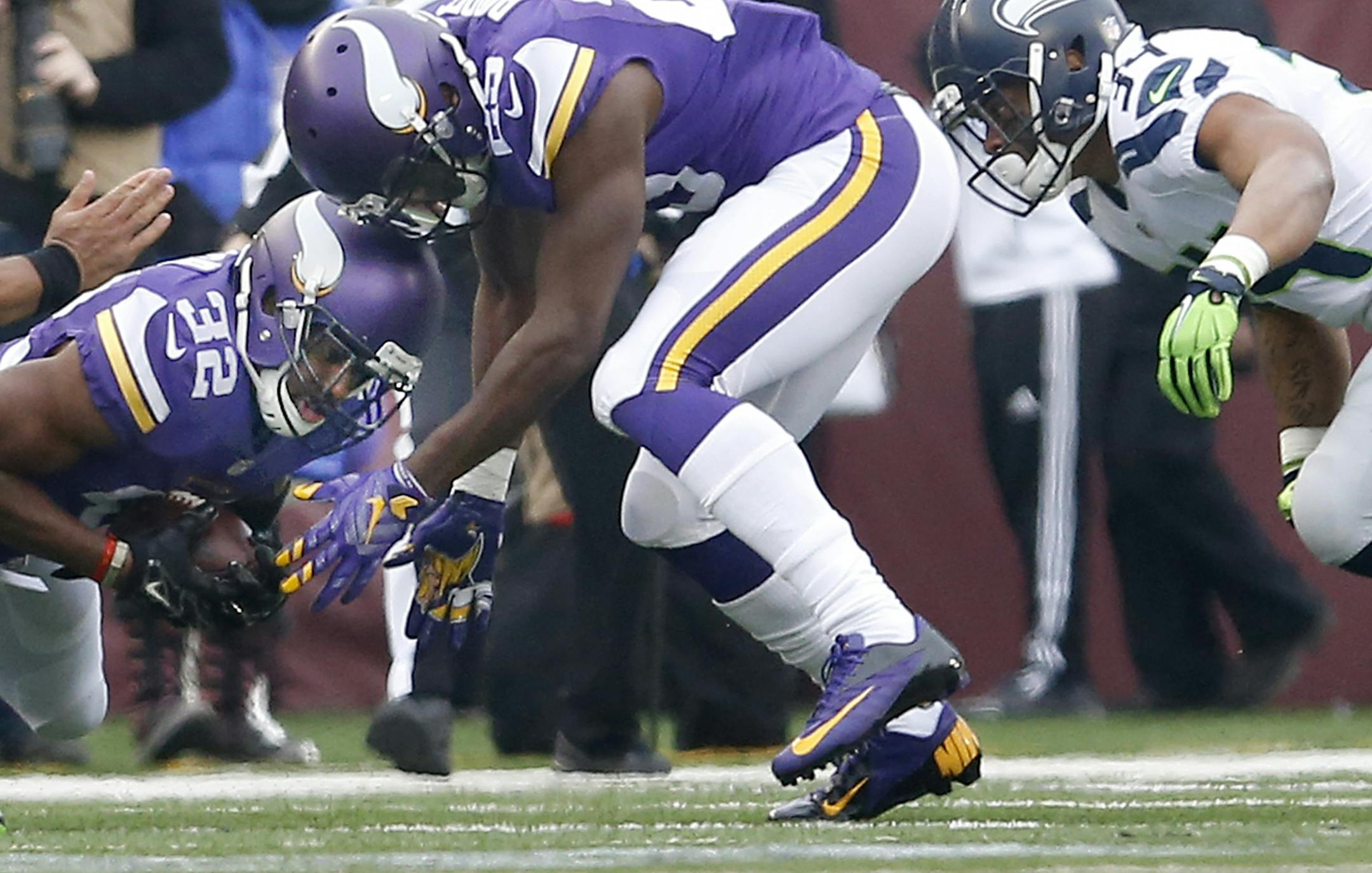 Antone Exum Jr. (32) recovered a Seattle fumble by Thomas Rawls in the first quarter.