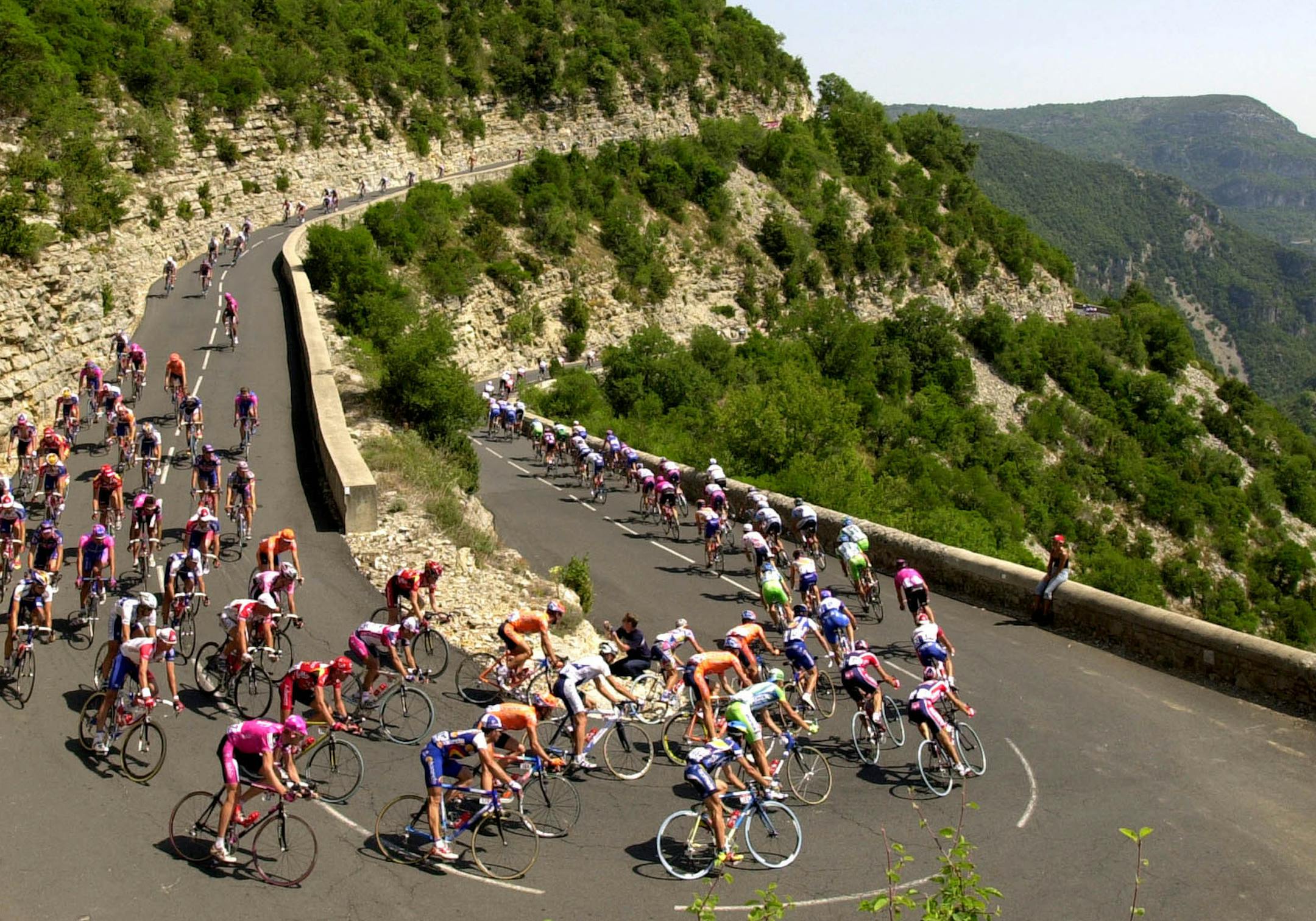 The pack speeds down a pass during the 2002 Tour de France cycling race between Lodeve and Mont Ventoux in the south of France.