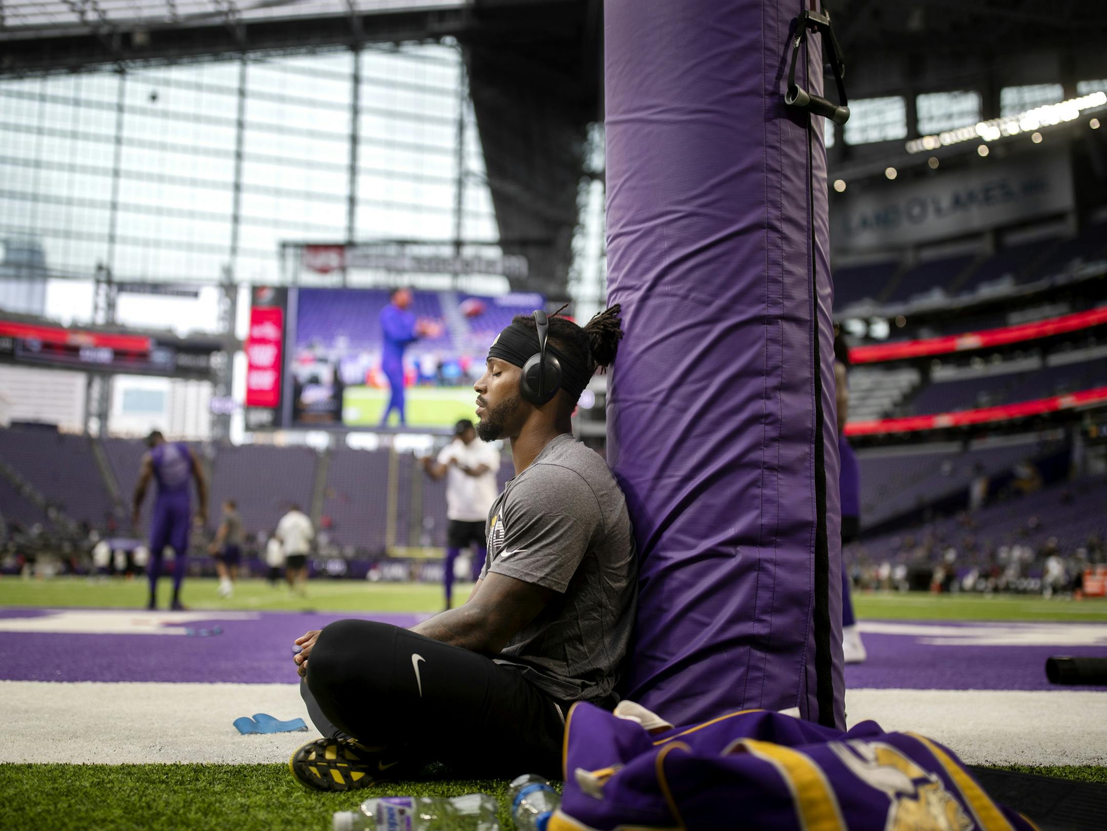 Minnesota Vikings running back Ameer Abdullah (31) meditated during pregame before the Vikings faced the Raiders at U.S. Bank Stadium . ] Jerry Holt • Jerry.holt@startribune.com The Minnesota Vikings played the Oakland Raiders at U.S. Bank Stadium Sunday Sept. 22, 2019 Jerry Holt