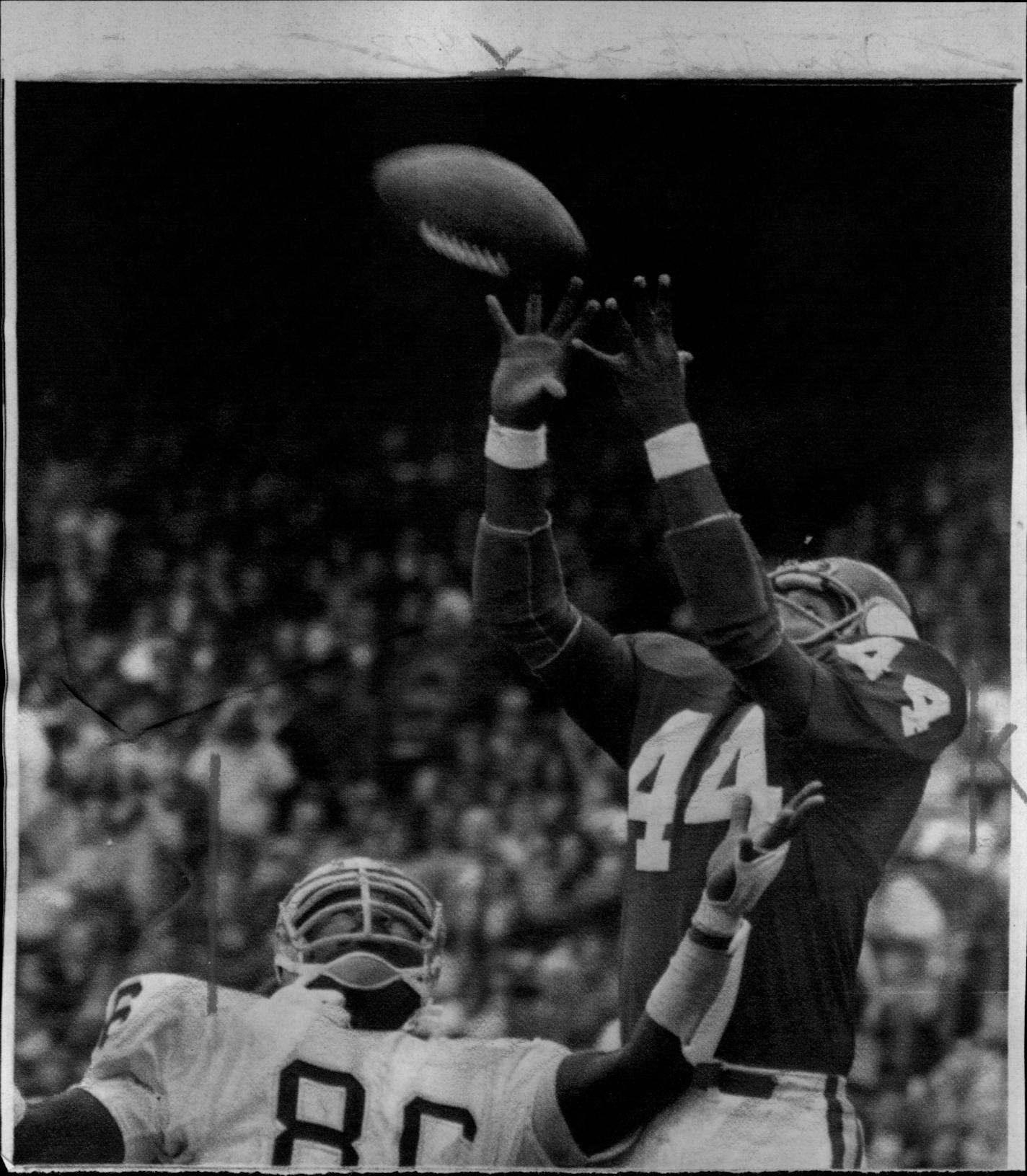 Vikings then-rookie Chuck Foreman leaped for a reception against Oakland 's Gerald lrons on September 16, 1973.