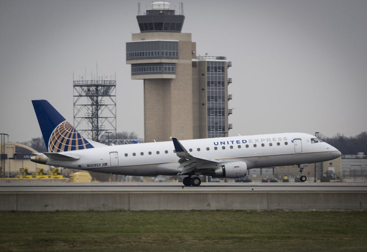 An airplane landed at the Minneapolis/ St. Paul International Airport in Bloomington, Minn., on April 12, 2017. ] RENEE JONES SCHNEIDER &#xa5; renee.jones@startribune.com ORG XMIT: MIN1704121509060245