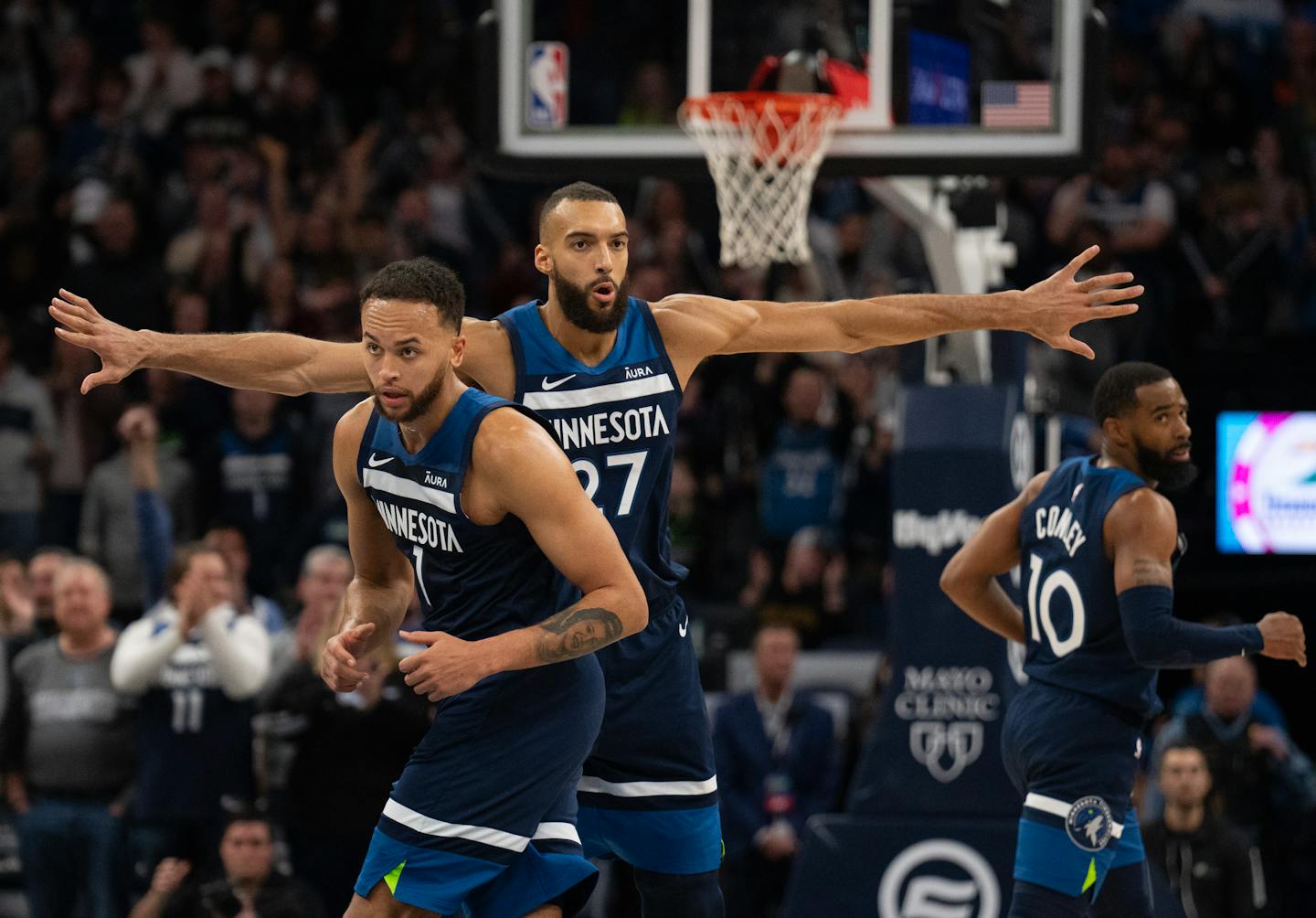 Minnesota Timberwolves forward Kyle Anderson (1), center Rudy Gobert (27), and guard Mike Conley (10) got set to defend late in the fourth quarter.