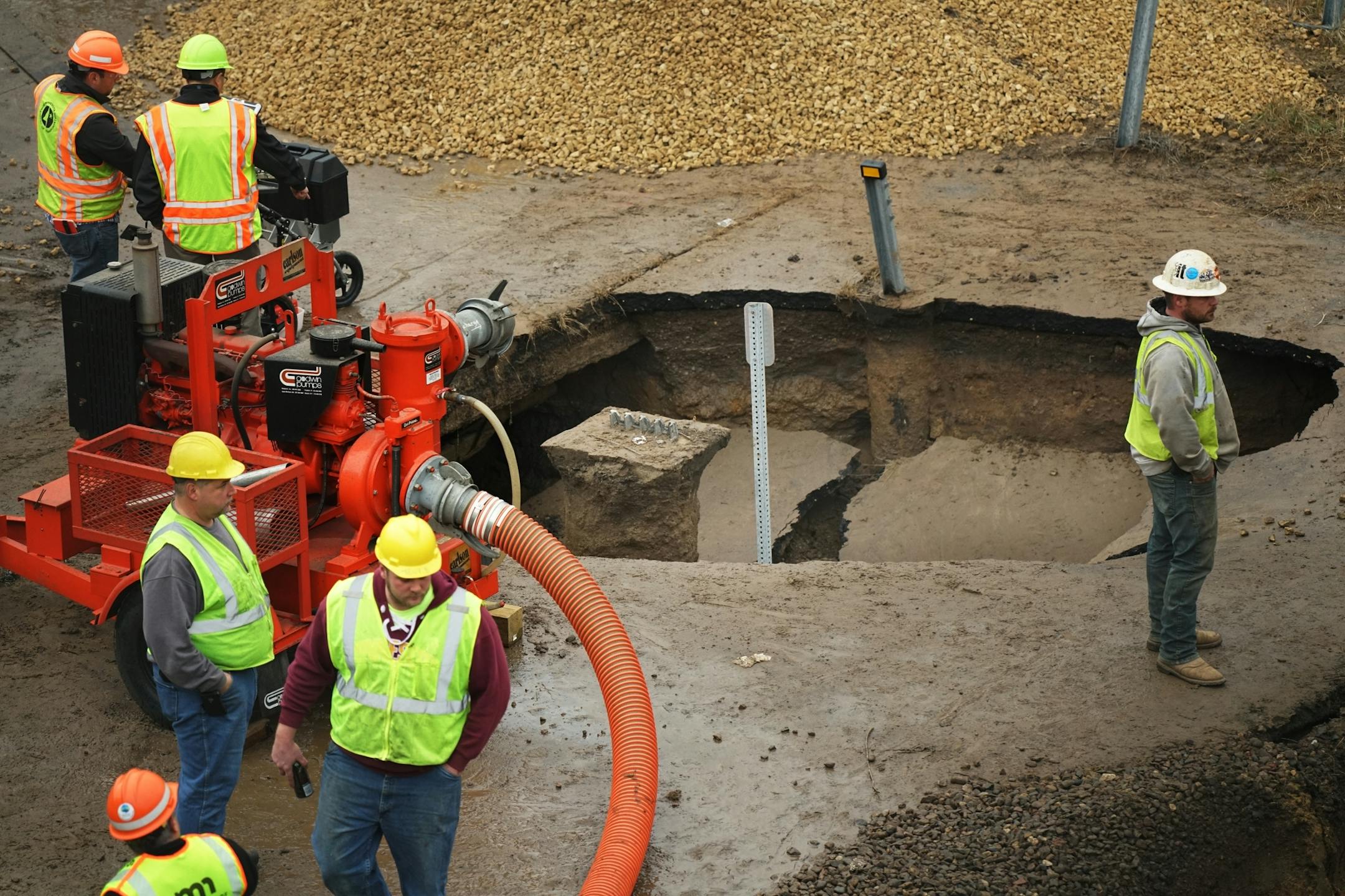Just north of the 15th street bridge, construction crews will be repairing a section of I-694 between 10th and 34th streets for several days. It was closed because of erosion caused by a busted main pipe. A water main break in Oakdale early Sunday morning caused a large washout under Interstate 694, and motorists will face a major detour .
