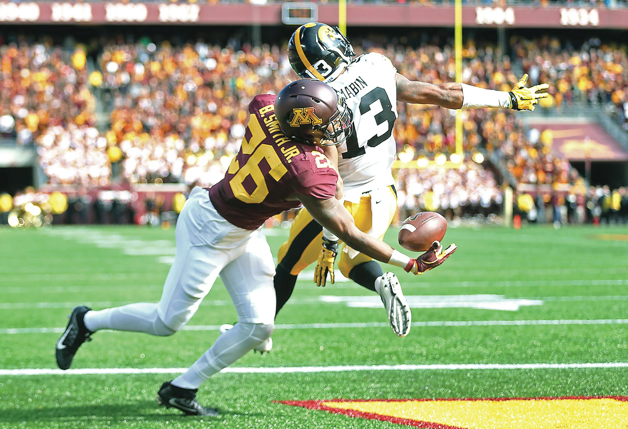 Minnesota's wide receiver Brian Smith missed a pass as Iowa's defensive back Greg Mabin put pressure on him in the end zone during the fourth quarter as Minnesota took on Iowa at TCF Bank Stadium, Saturday, October 8, 2016 in Minneapolis, MN. ] (ELIZABETH FLORES/STAR TRIBUNE) ELIZABETH FLORES ï eflores@startribune.com