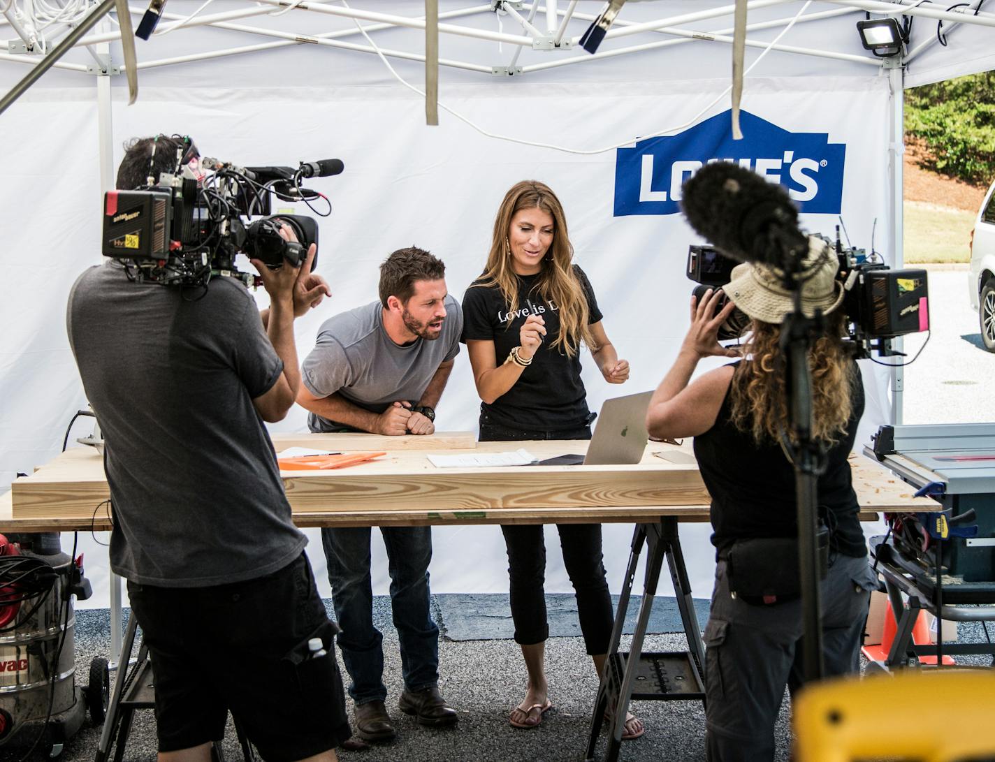 Minnesotan Genevieve Gorder is back to the ol' drawing board in an upcoming episode of "Trading Spaces," alongside new carpenter Brett Tutor.