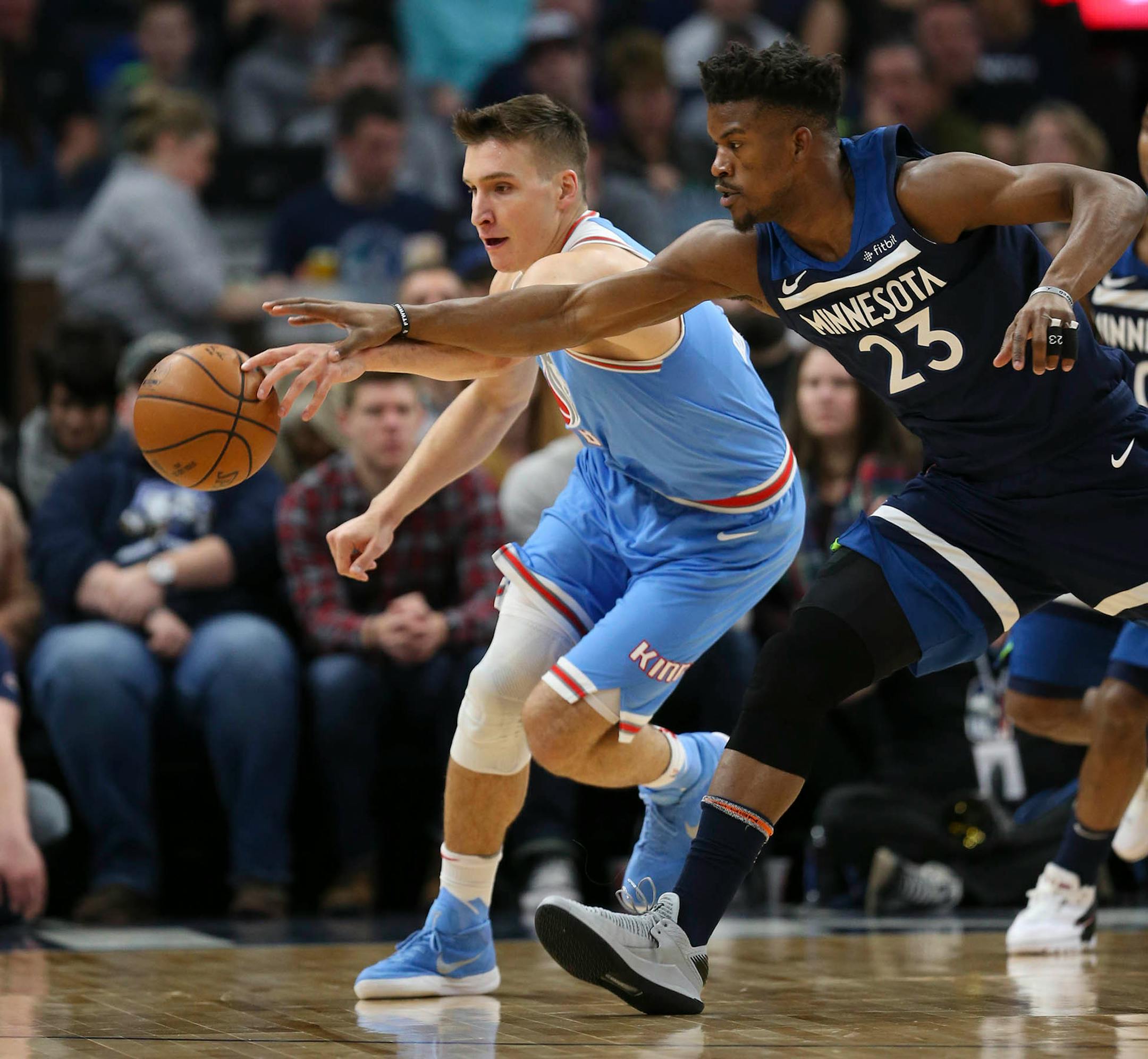 Sacramento Kings guard Bogdan Bogdanovic beat Minnesota Timberwolves guard Jimmy Butler to a loose ball in the first quarter.