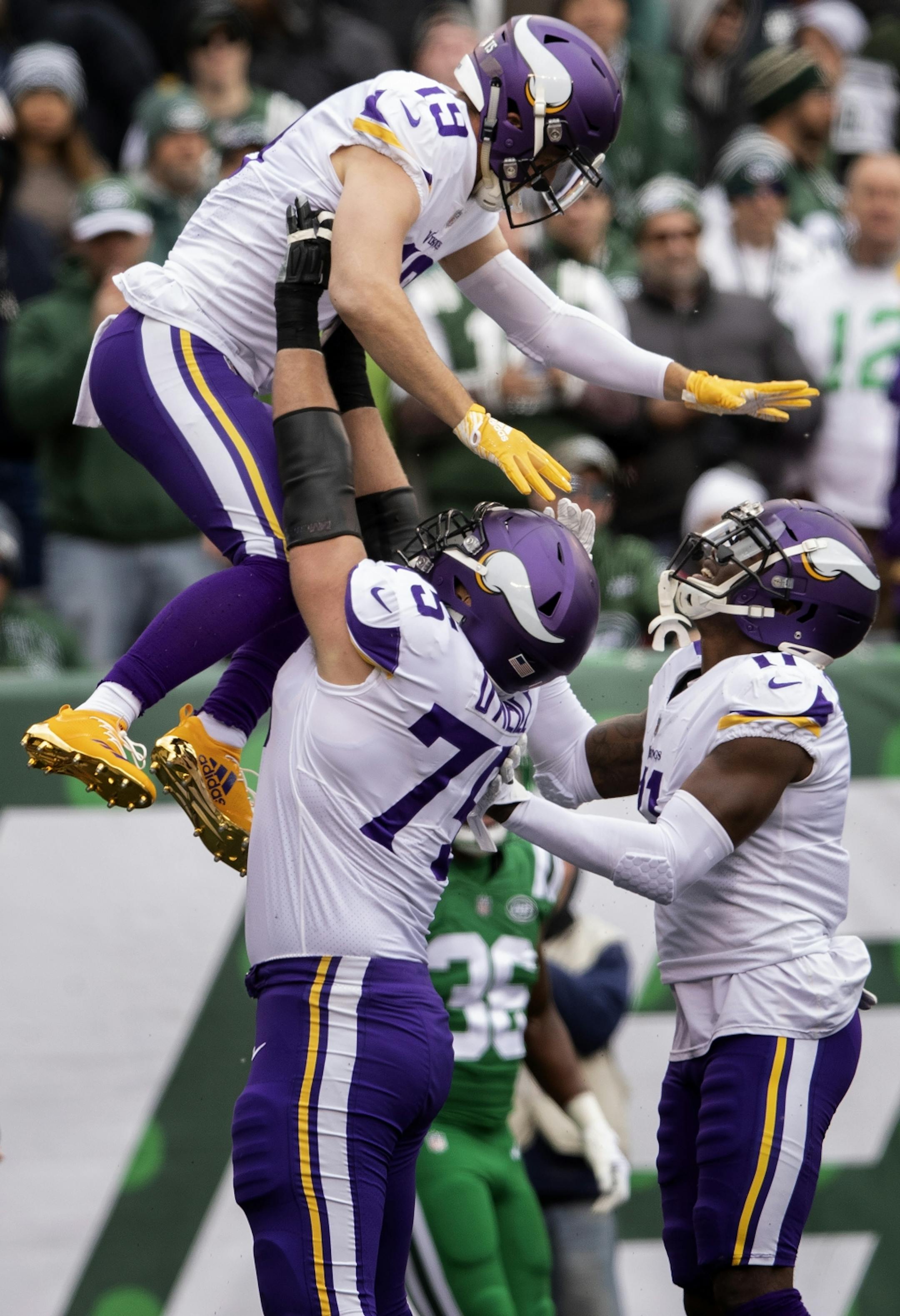 Adam Thielen celebrated with teammates after catching a 34-yard touchdown in the first quarter.