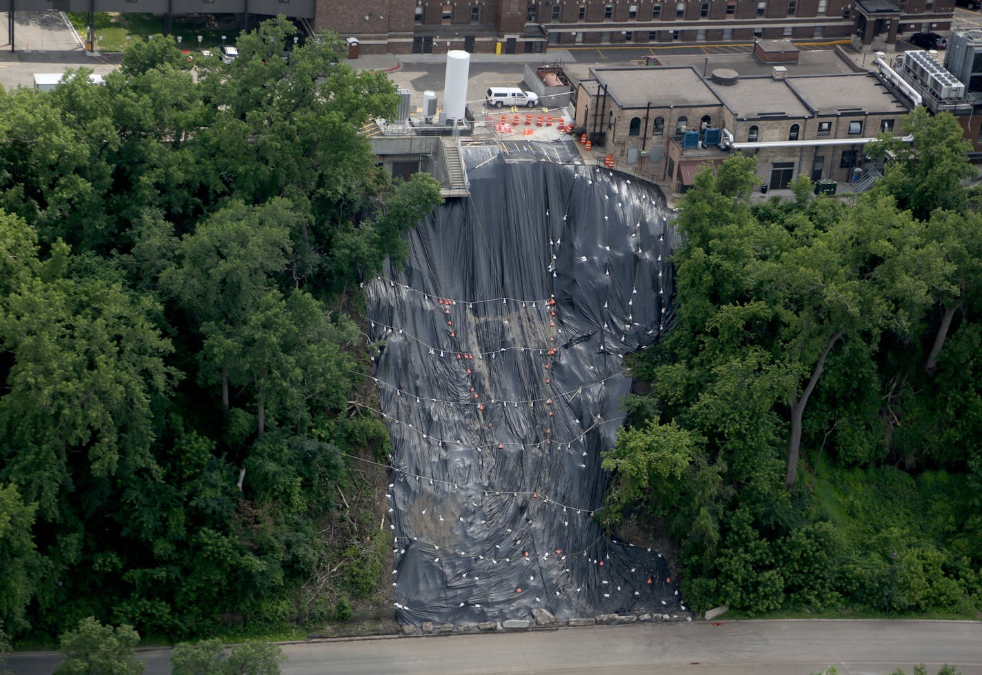 The mudslide along the West River Parkway. ] (KYNDELL HARKNESS/STAR TRIBUNE) kyndell.harkness@startribune.com in Minneapolis Min. Friday, June 27, 2014.