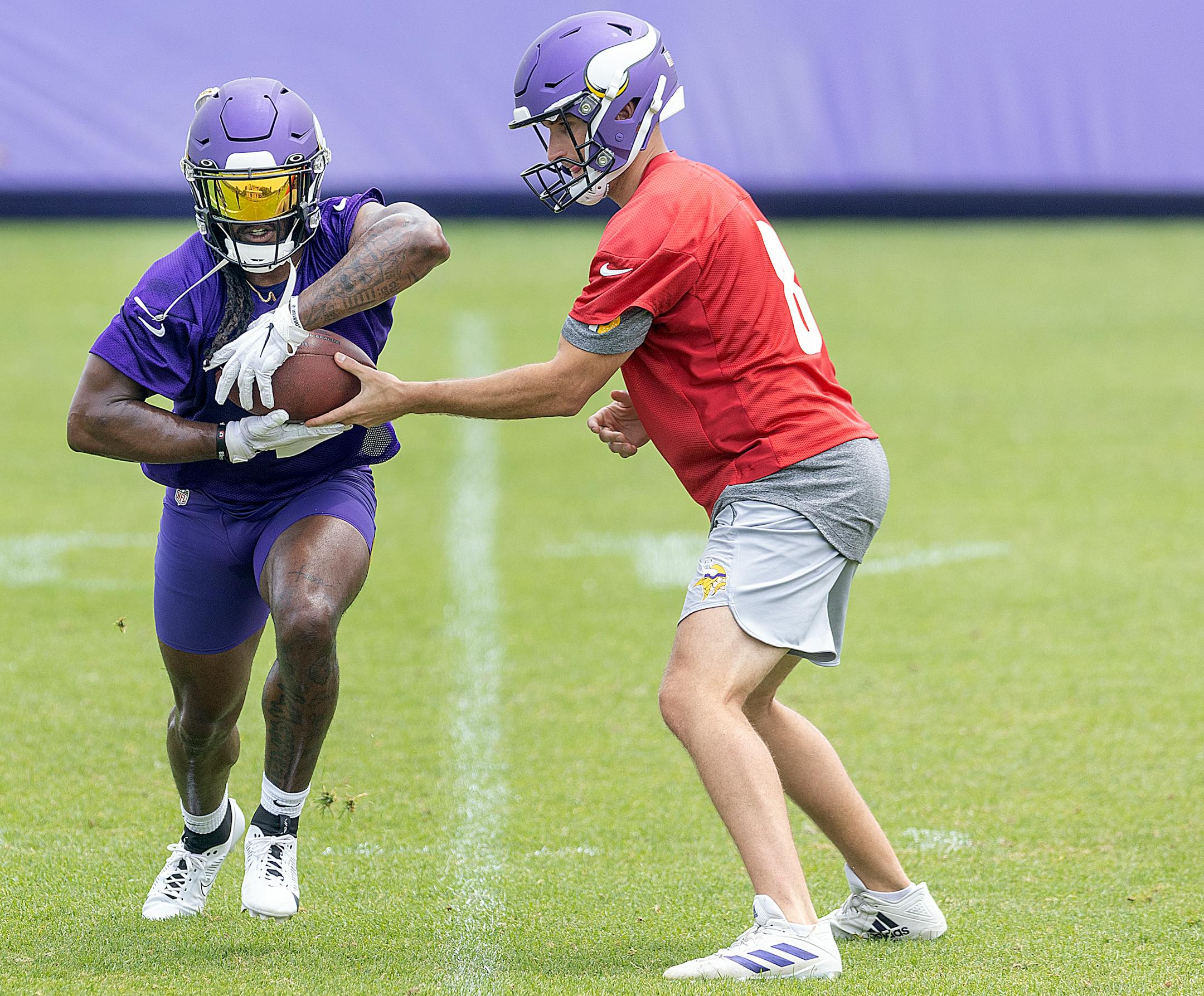 Vikings running back Alexander Mattison runs through drills with quarterback Kirk Cousins during practice at the TCO Performance Center in Eagan, Minn., on Tuesday, June 6, 2023.
