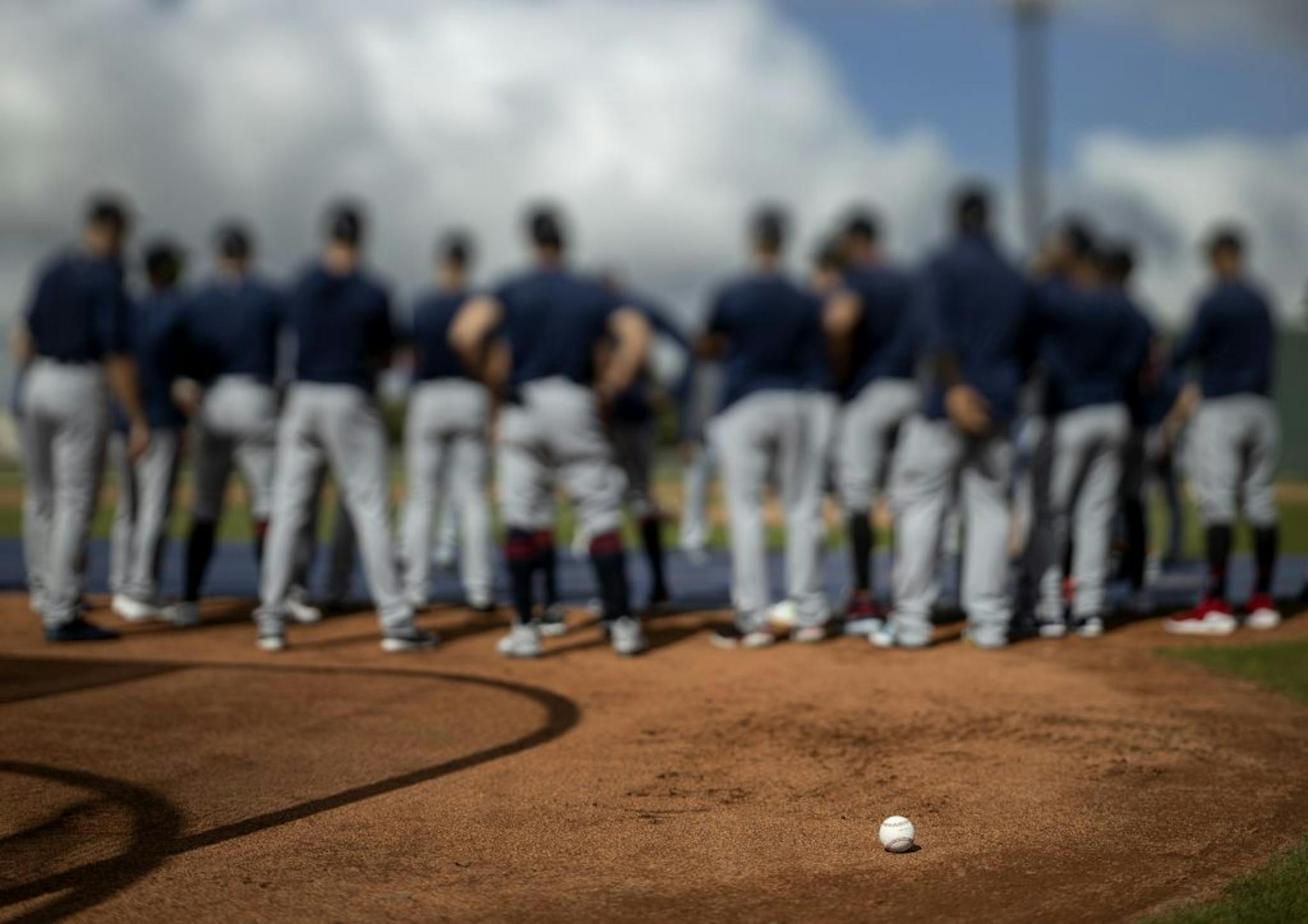 Minnesota Twins manager Rocco Baldelli spoke with players during practice on Wednesday.